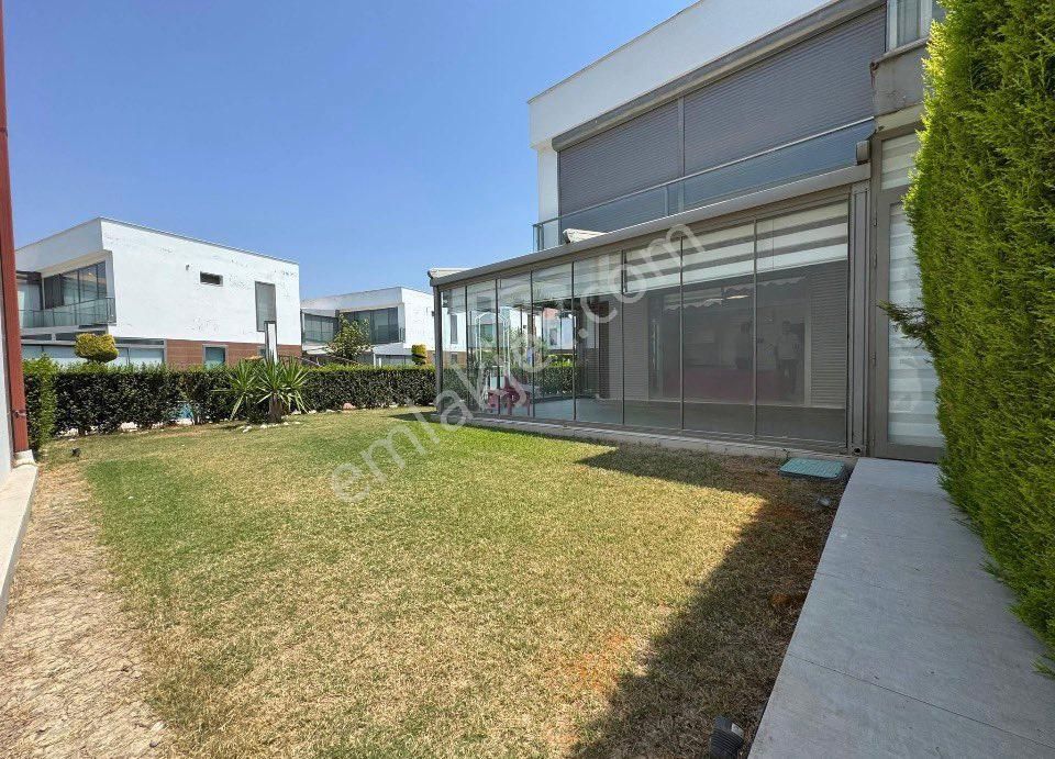 Kuşadası Karaova‘da Güvenlikli Tek Müstakil Büyük Villa