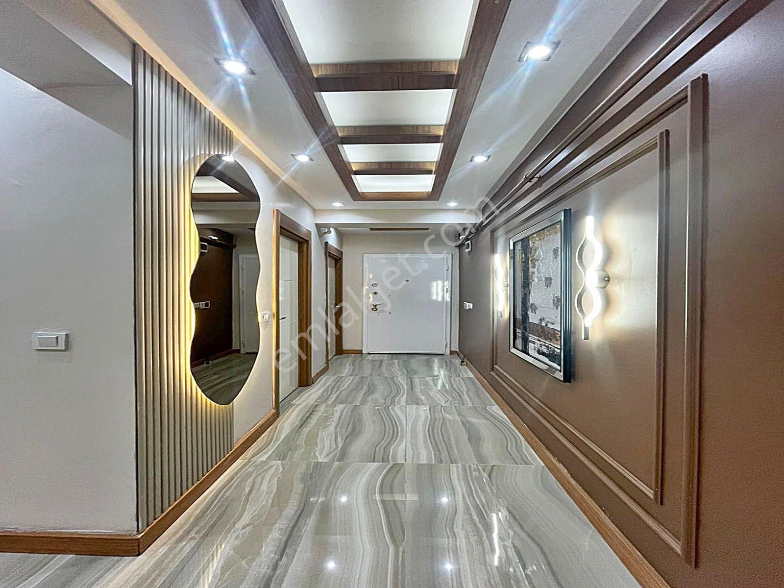 Metrobüse Yakın Ultra Lüks Tasarımlı 2+1 Arakat Daire !!!