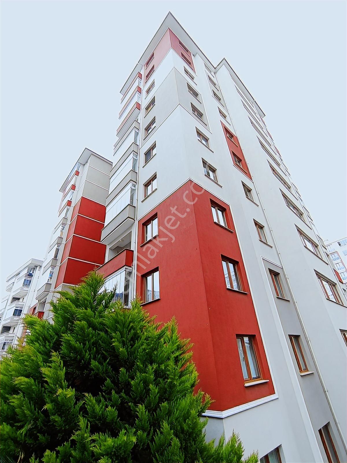 Doğu Gayrimenkulden "70 M² Terası "olan Eşsiz 3+1 Satılık Daire