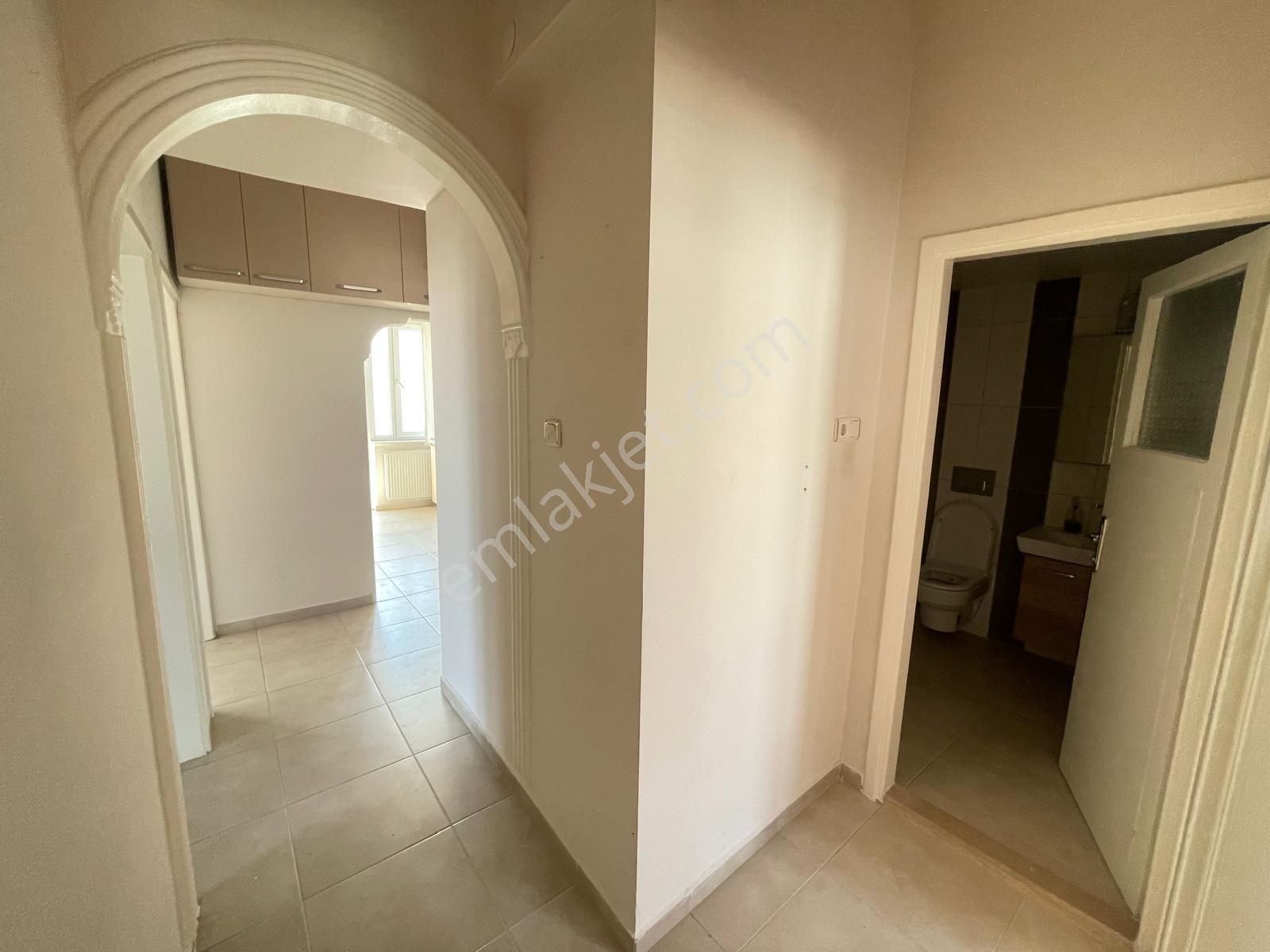 Katta Doğalgazlı Eşyasız Kiralık 3+1 Tramvaya 100 Metre Mesafede - Görsel 3