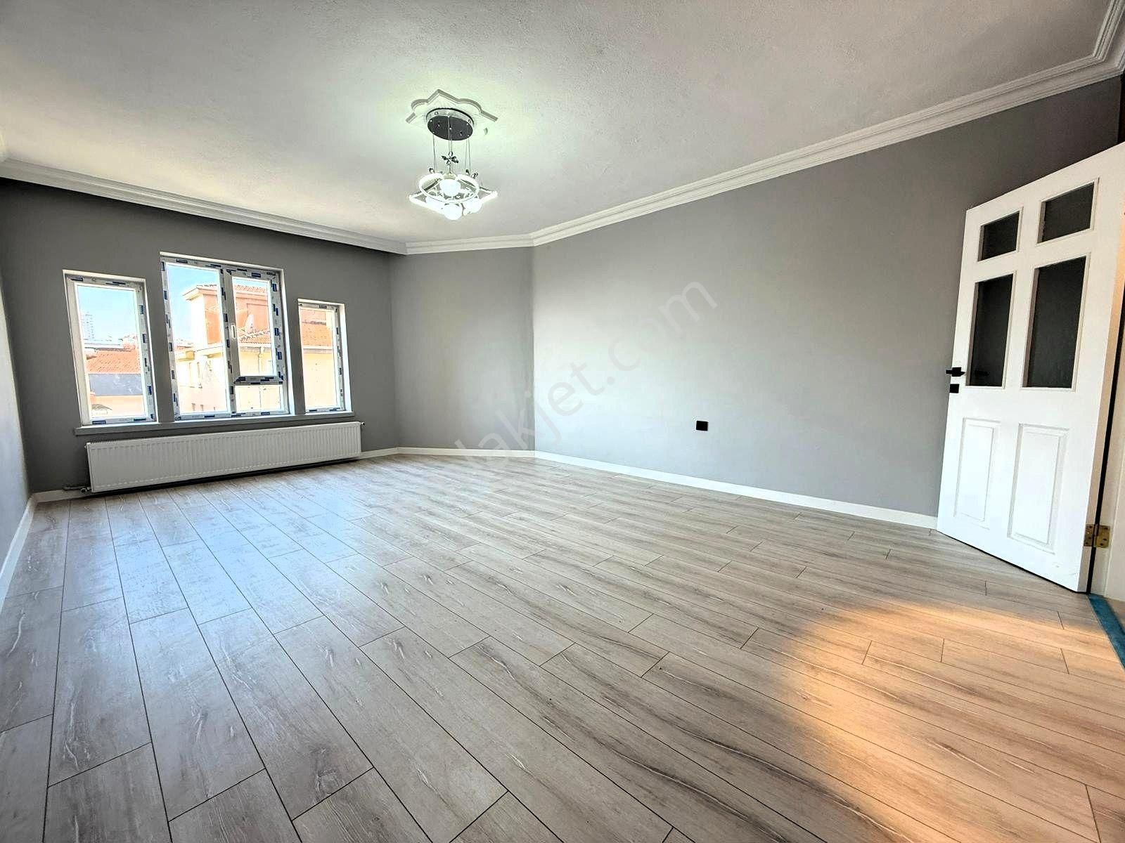 Kariyerden Ayvalı'da Asansölü Lüx Yapılı Ara Katta 3+1 Daire - Görsel 12