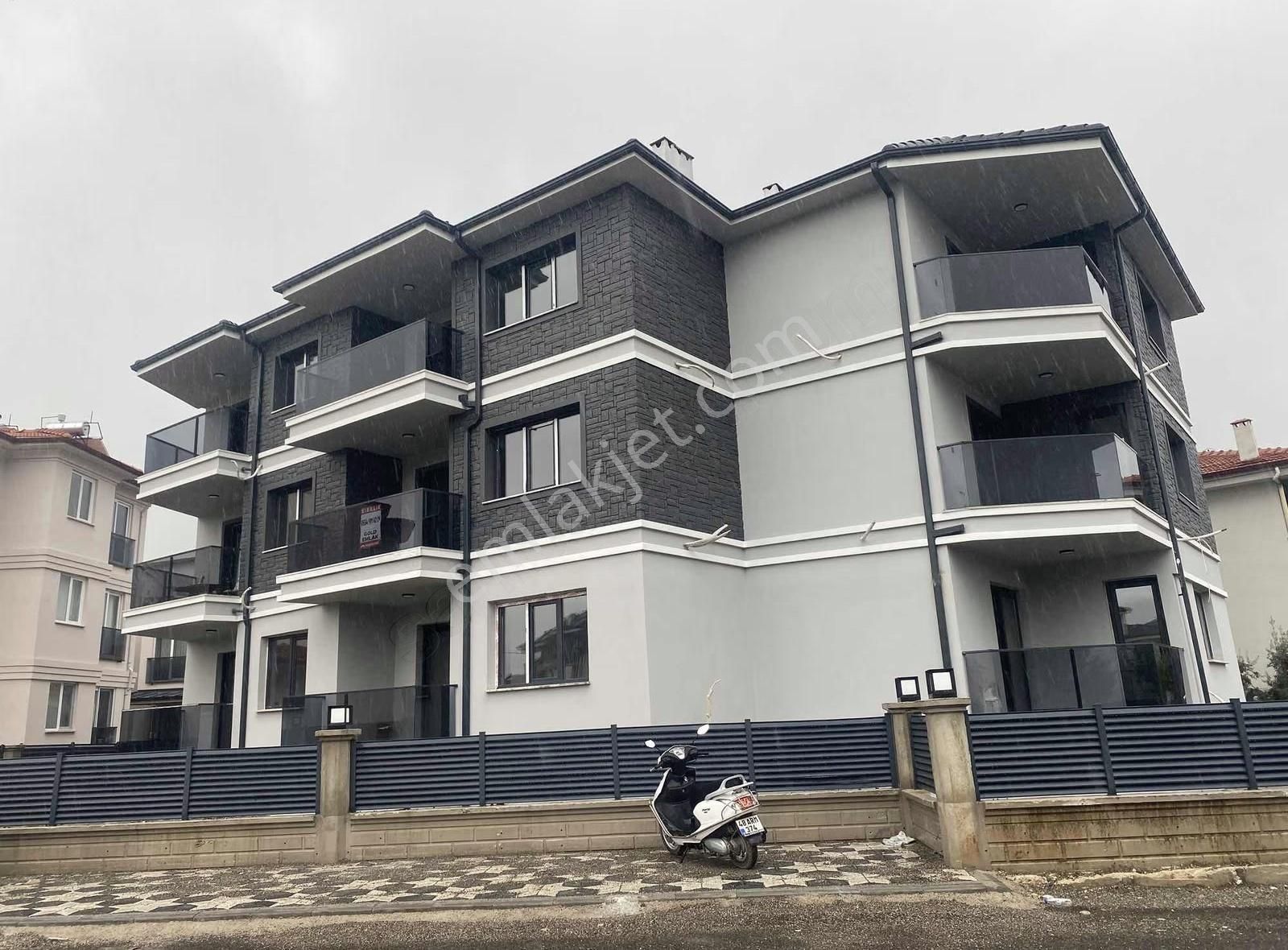 Gizem'li Emlaktan Lüks İşçiliğe Sahip Satılık 2+1 Daire - Görsel 12