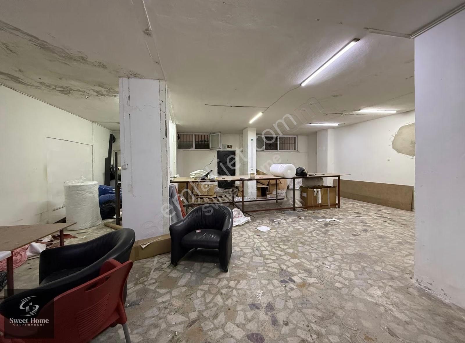 Yenibosna Dereyolu'nda 115m² Düz Giriş Kiralık Dükkan