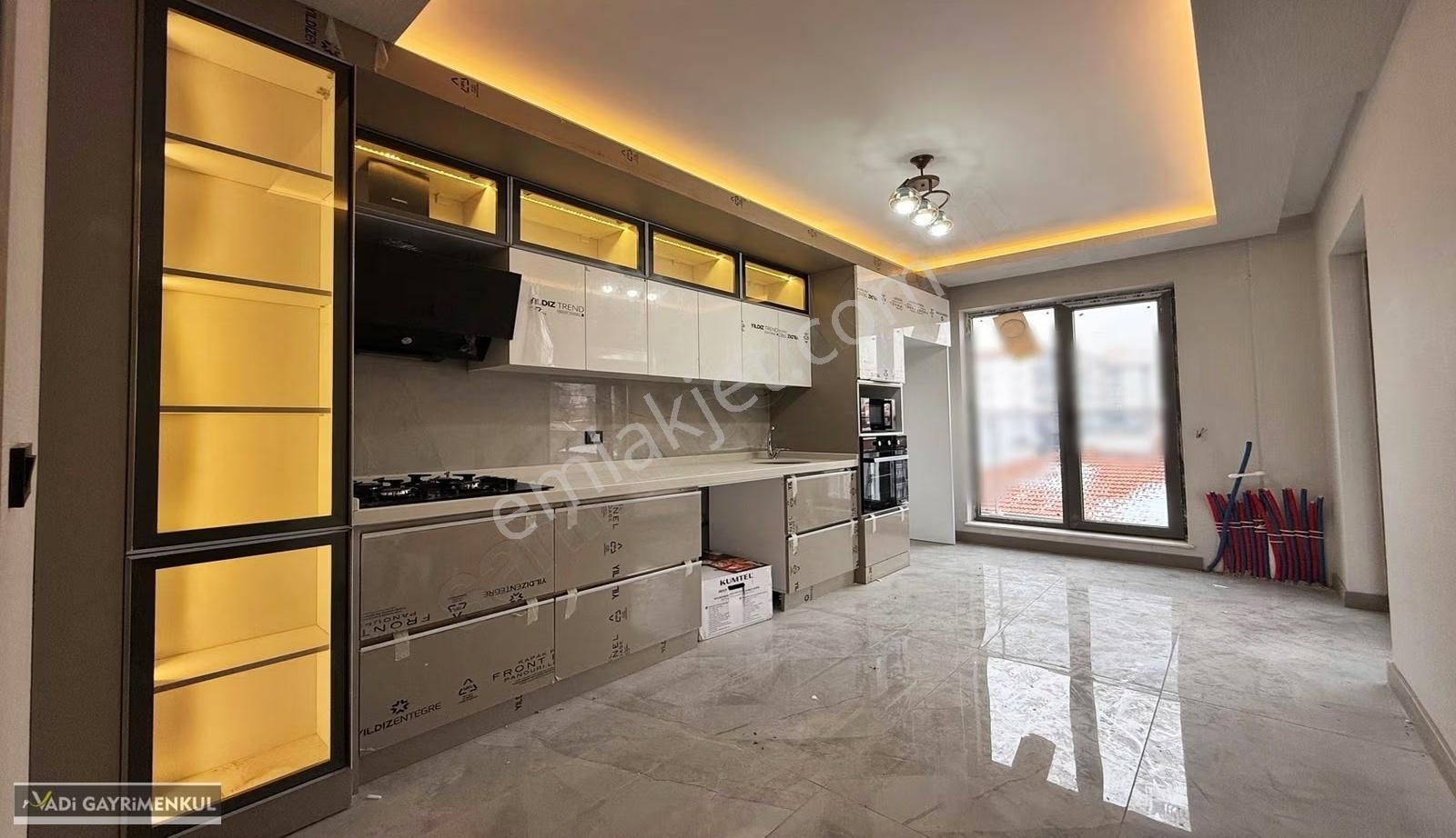 Vadi'den Karakaya'da Kat Konumunda Cadde Yakını Sıfır 3+1 Daire!