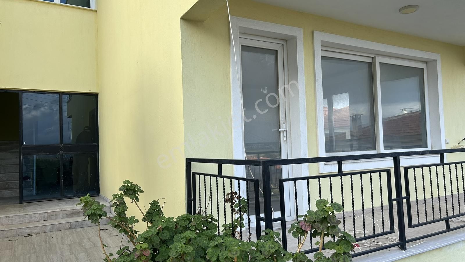 Kiralık Geniş Önü Açık Zeminkat Daire - Görsel 2