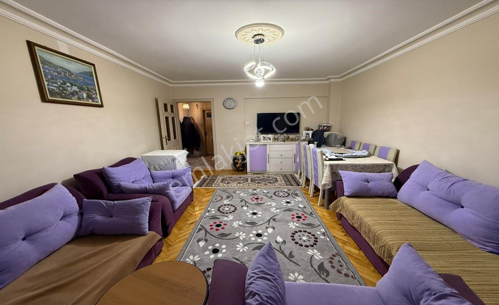 Osmangazi Mahallesinde Kat Konumunda İskanlı Cadde Yakını 3+1