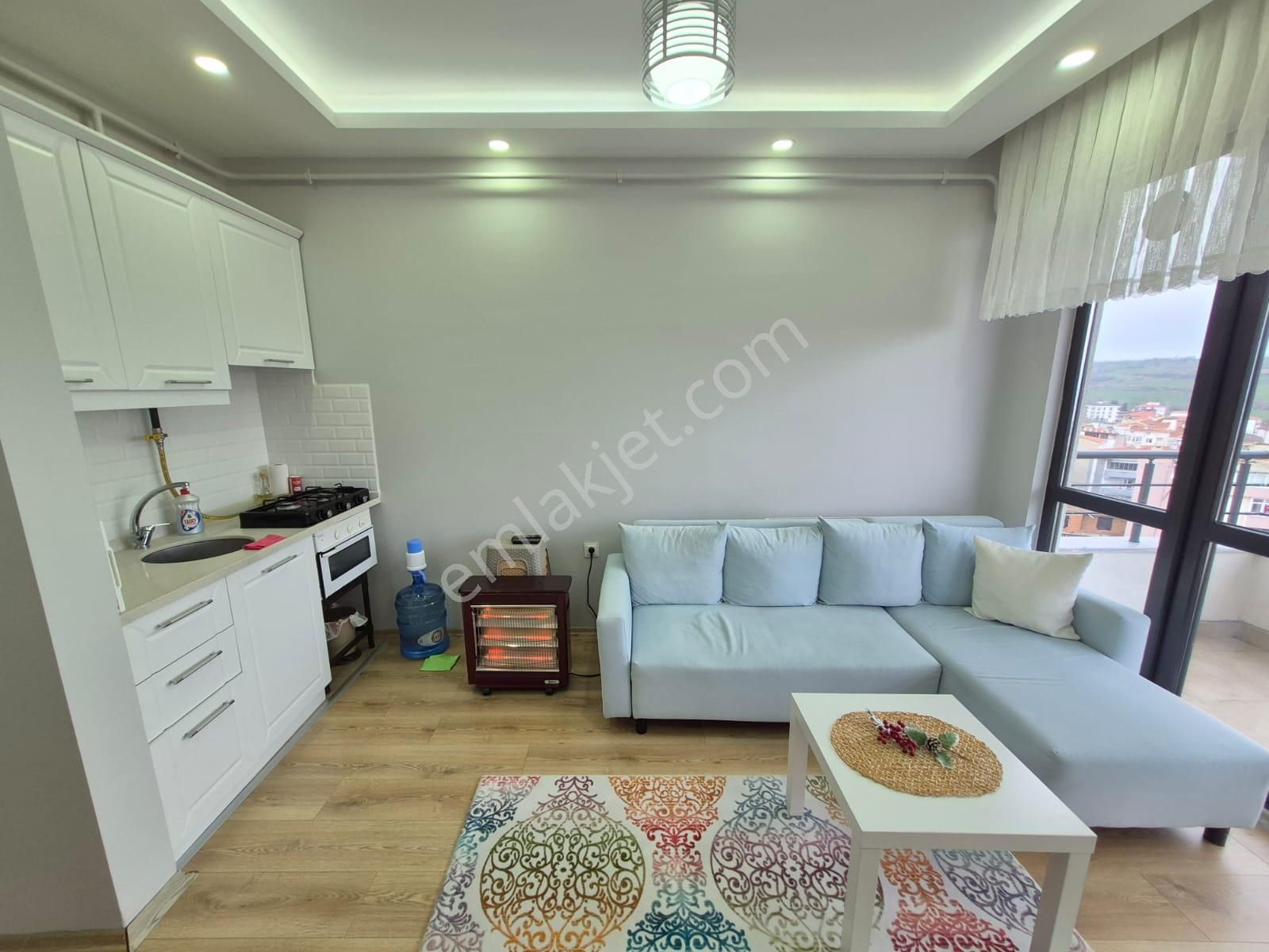 Delux'den Cadde Üzerinde Şehir Ve Deniz Manzaralı Eşyalı 1+1 - Görsel 3