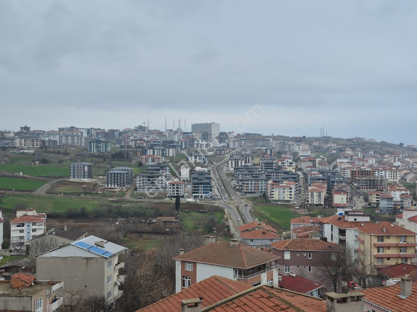 Delux'den Cadde Üzerinde Şehir Ve Deniz Manzaralı Eşyalı 1+1