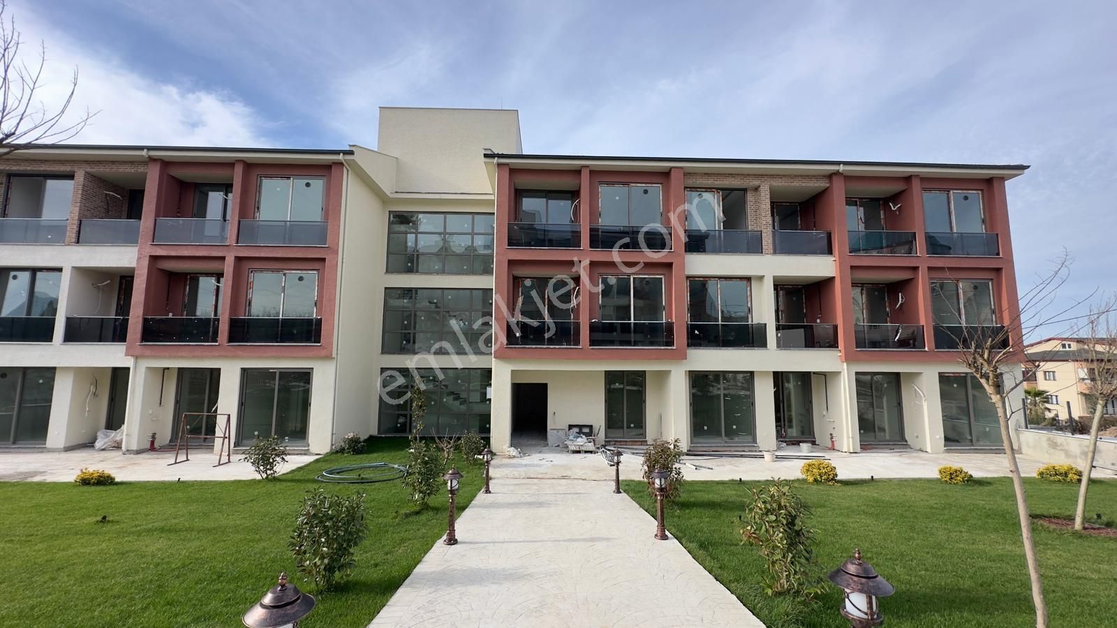 Safranyolunda Karatepe Cami Yanında 1+1 Daire