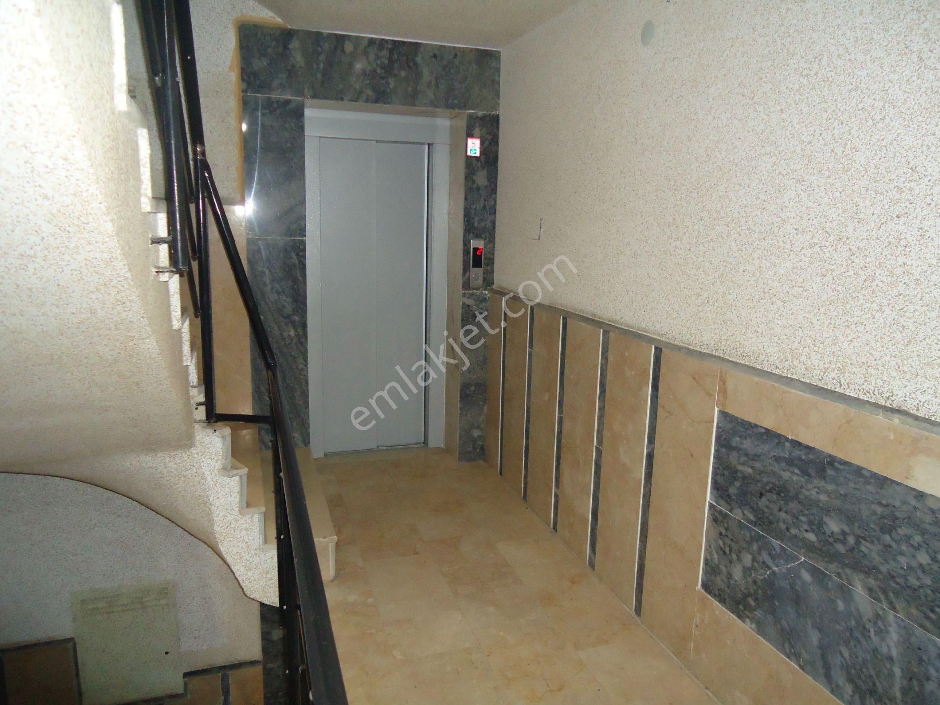 Krc'den Merkezi Konumda Asansörlü 1.katta Satılık 3+1 Daire - Görsel 3