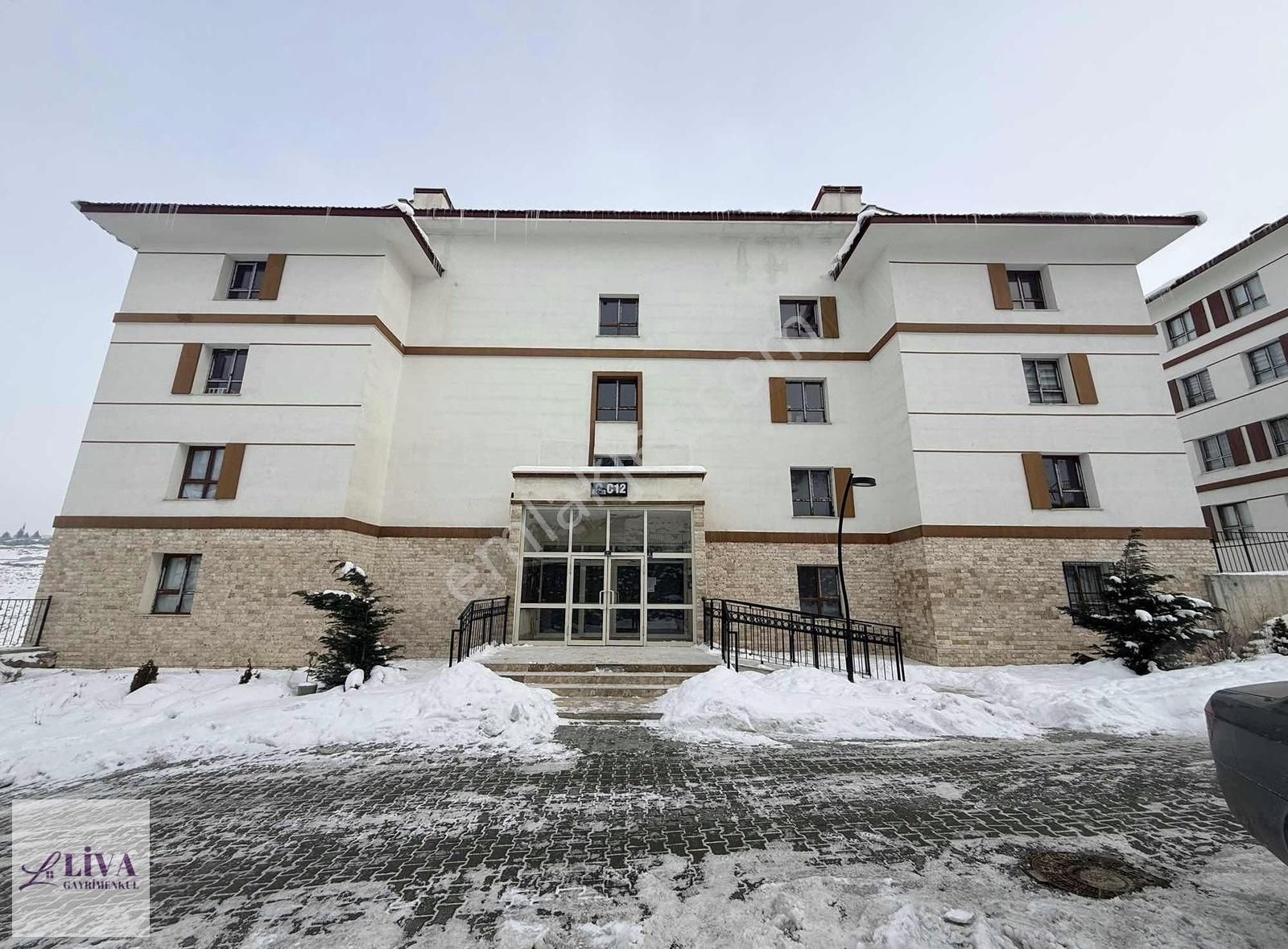 Liva'dan Basın Tokide 2+1 Üst Kısımda Satılık Daire