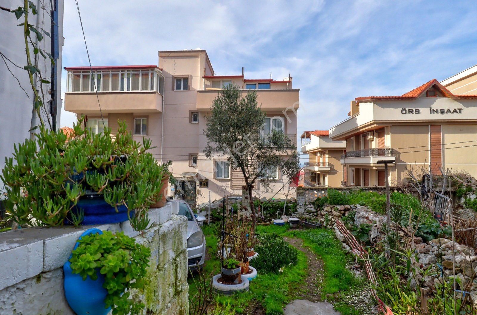 Dikili Merkezde, Bahçe Kullanımlı Ve Geniş Mutfaklı 2+1 Daire - Görsel 3