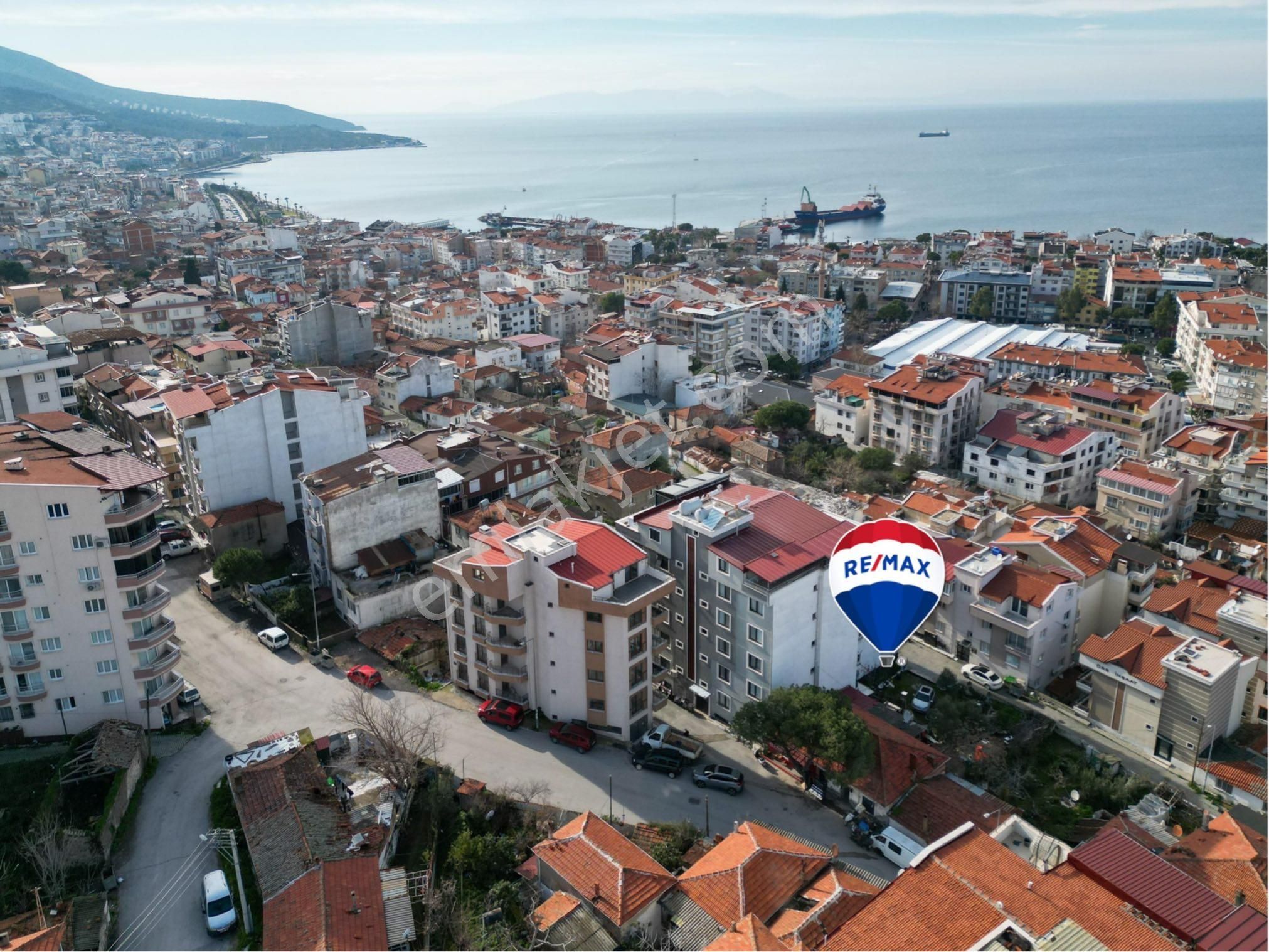 Dikili Merkezde, Bahçe Kullanımlı Ve Geniş Mutfaklı 2+1 Daire