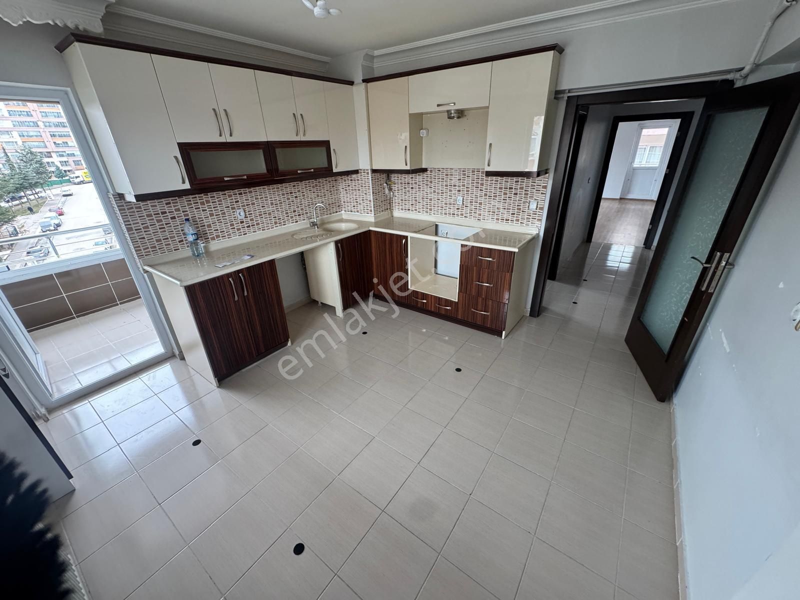 Atatürk Mahallesinde 3+1 Asansörlü Geniş Fırsat Daire - Görsel 2