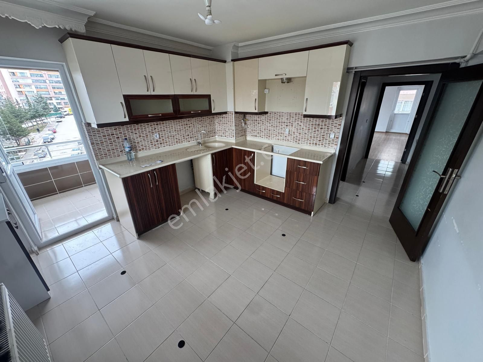 Atatürk Mahallesinde 3+1 Asansörlü Geniş Fırsat Daire - Görsel 4