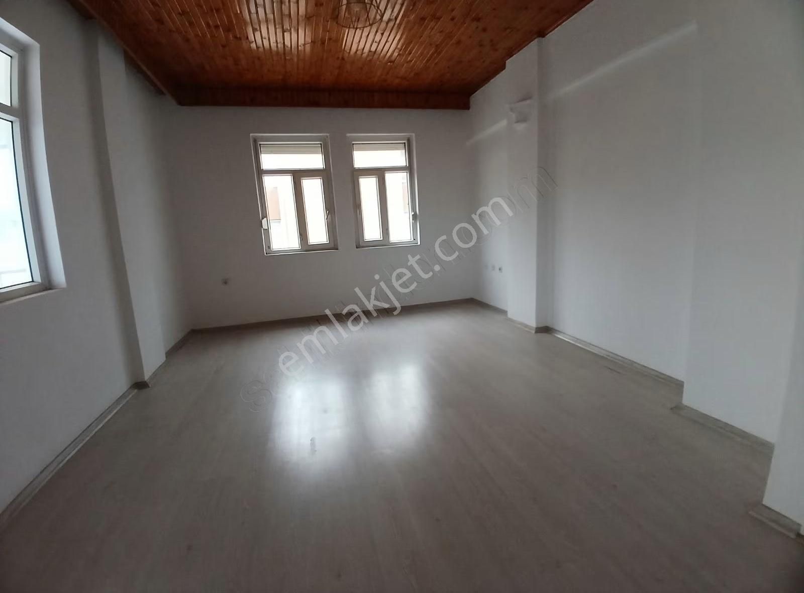 Emek Mahallesi Barbaros Caddesi Üzerinde Satılık 2+1 Geniş Daire