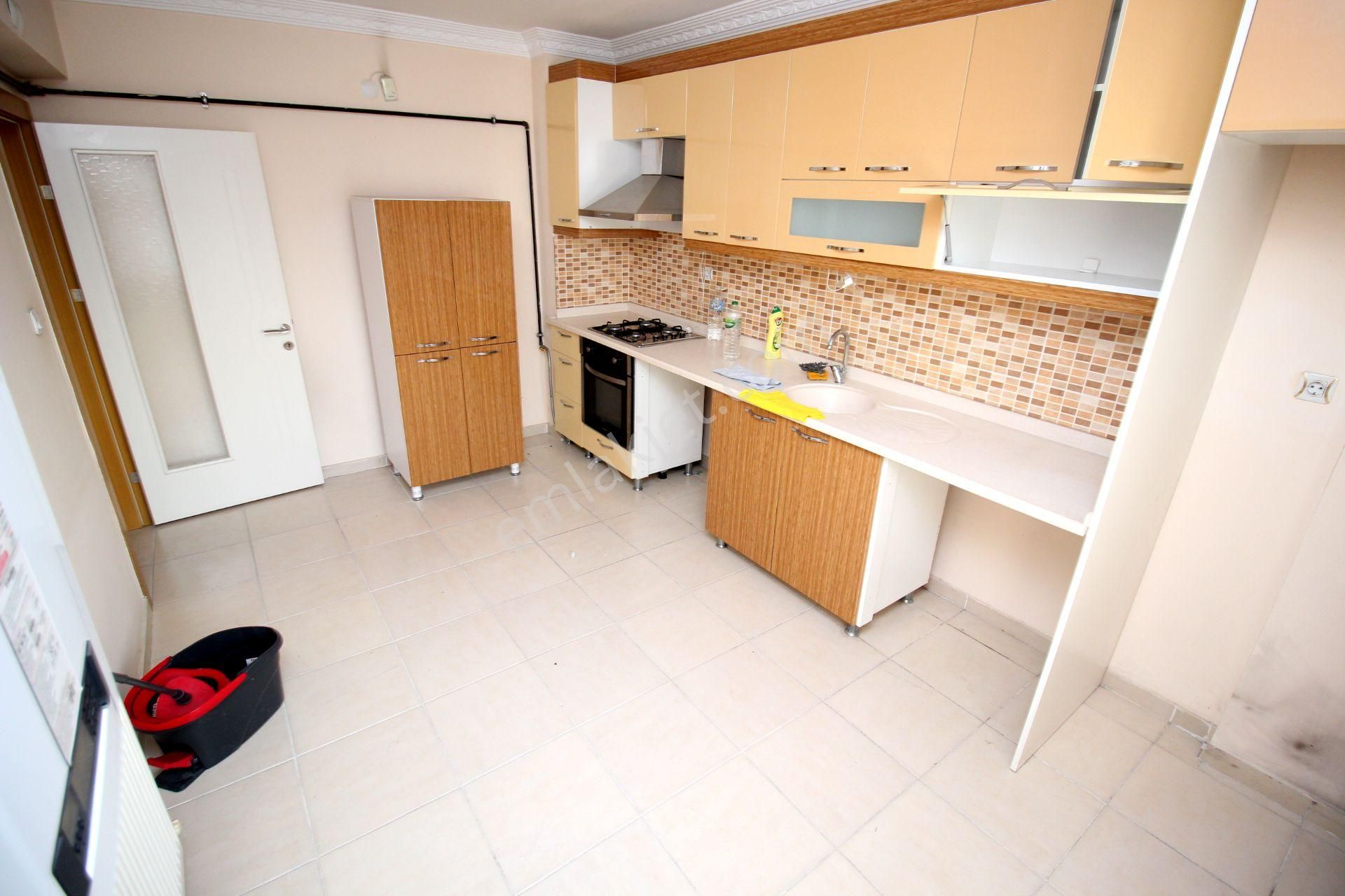 Emre Emlak'tan Topçu Mah'de Asansörlü Manzaralı Yeni Bina 2+1 Kiralık Daire - Görsel 2