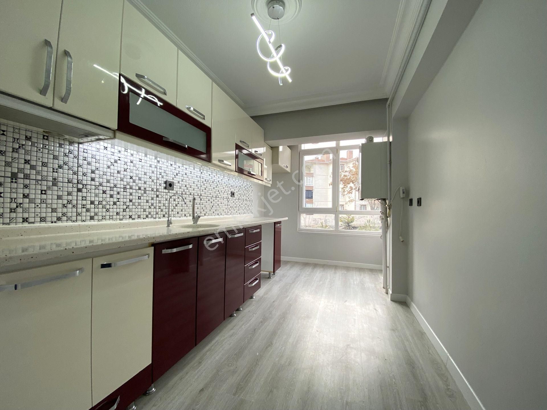 Ufuk Kılıç Emlak'tan Merkezde Isı Yalıtımlı Güney Cephe Ara Kat 3+1 - Görsel 2