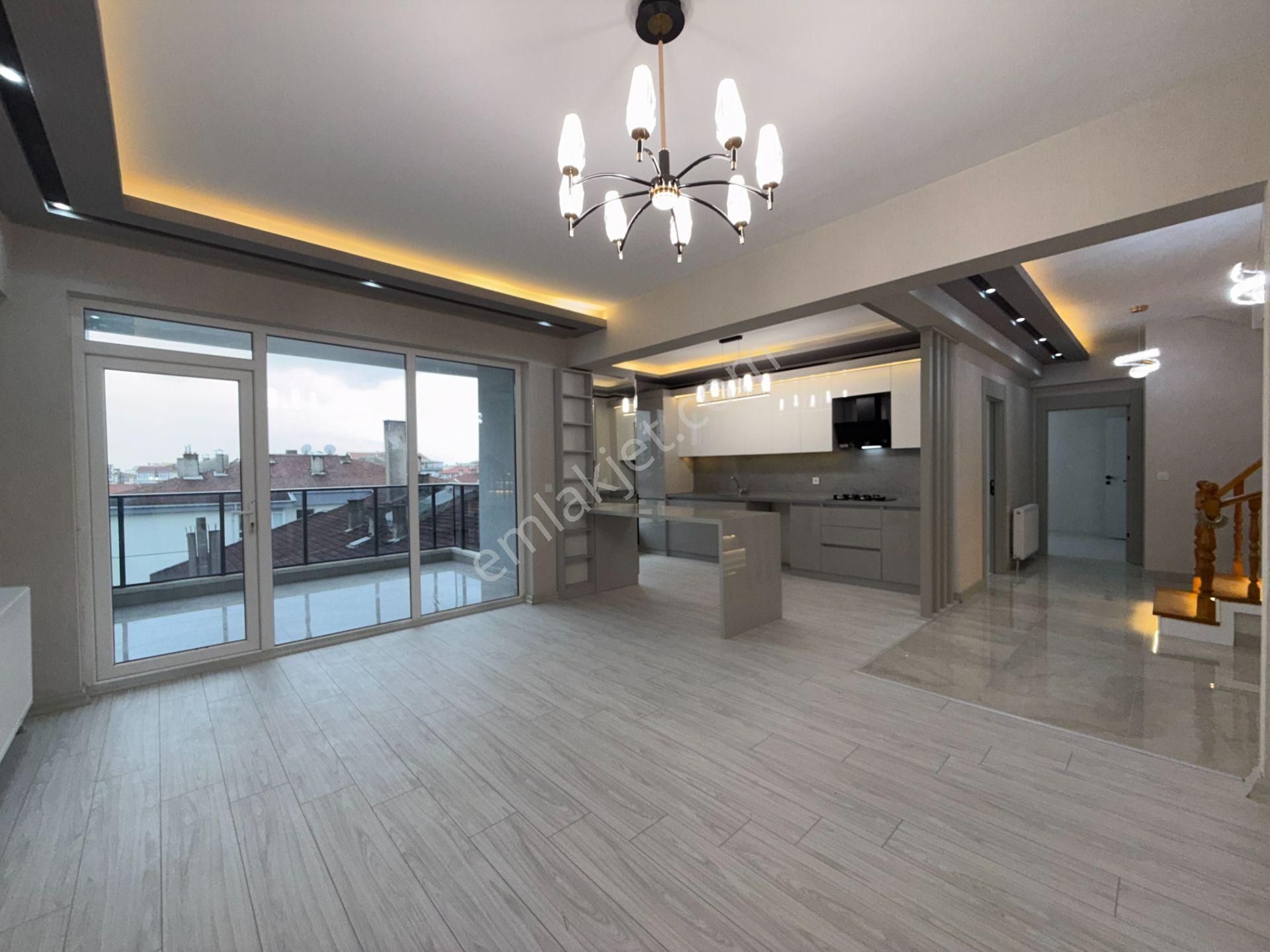 Pursaklar Ufuk Kılıç Emlak'tan Özel Tasarımlı K.otoparklı 5+2 Sıfır Dubleks