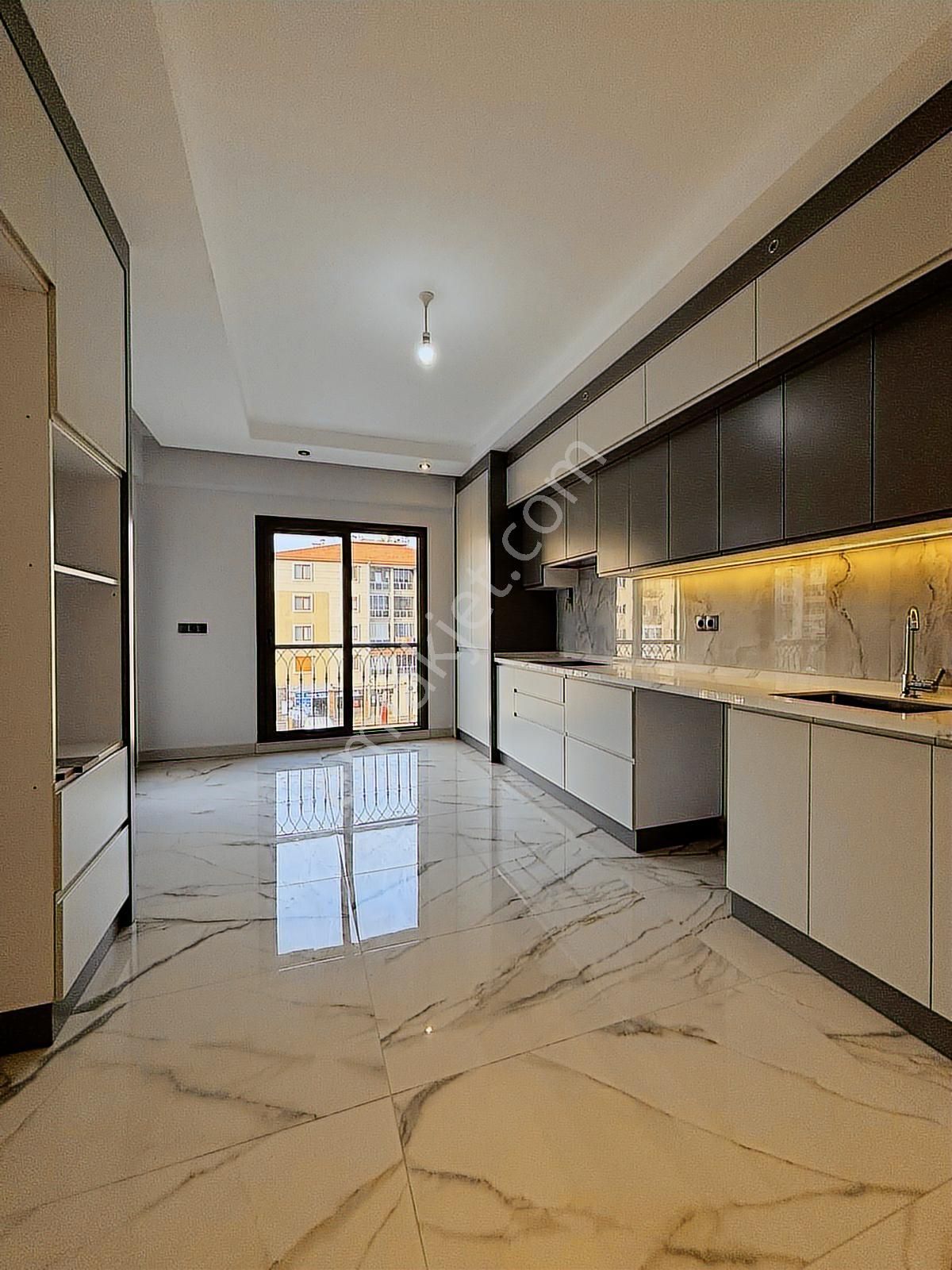 Kaan Emlak'tan Adalette 3+1 Sıfır Arakat Satılık Daire