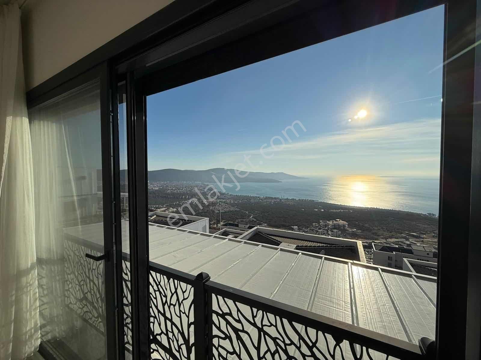 Deniz Manzaralı Havuzlu Site İçi 3+1 Eşyasız Müstakil Villa