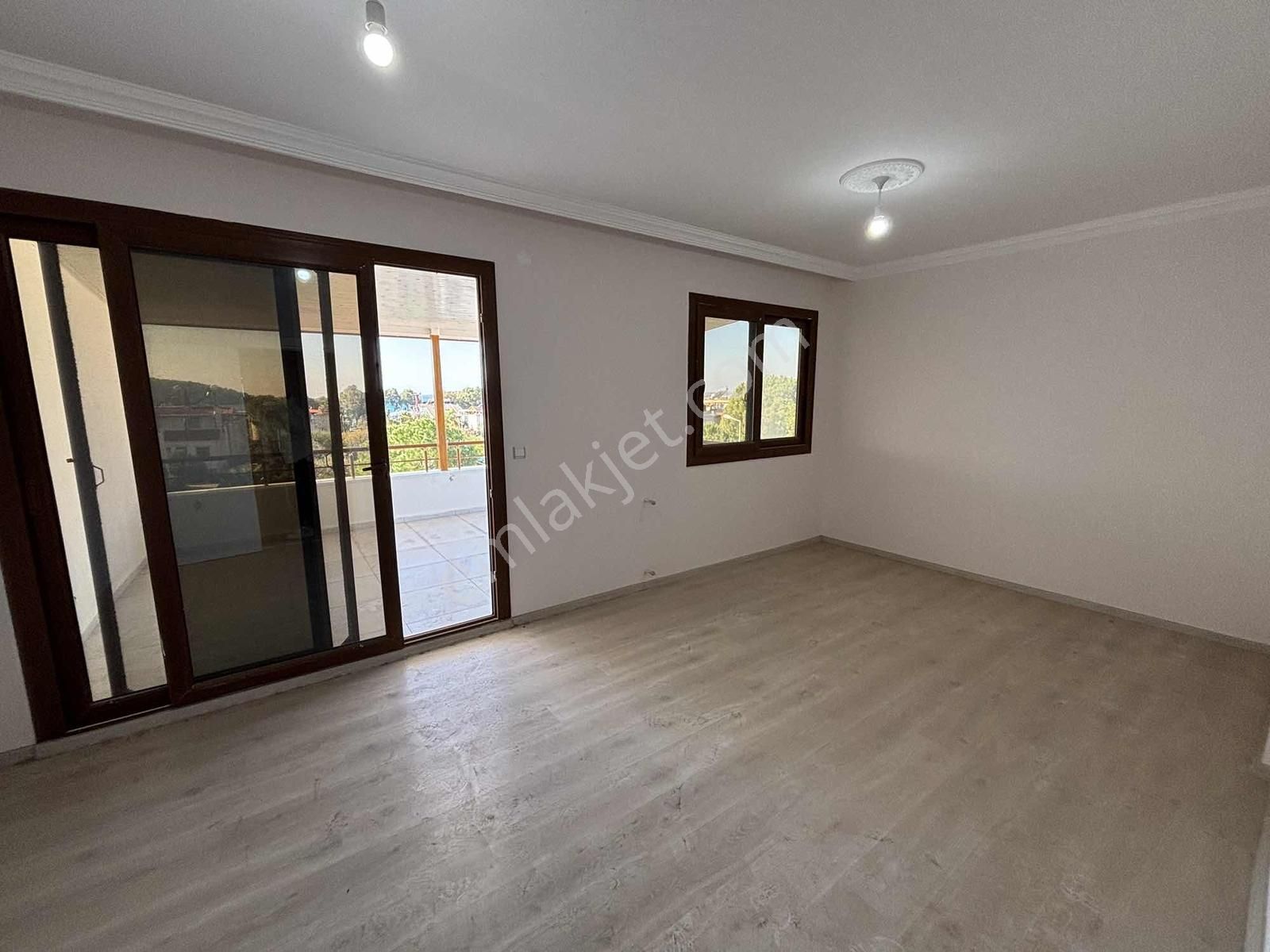 Merkezi Konumda, Denize 200 Mt. Yüksek Yatırım Değerli 5+1 Villa - Görsel 17