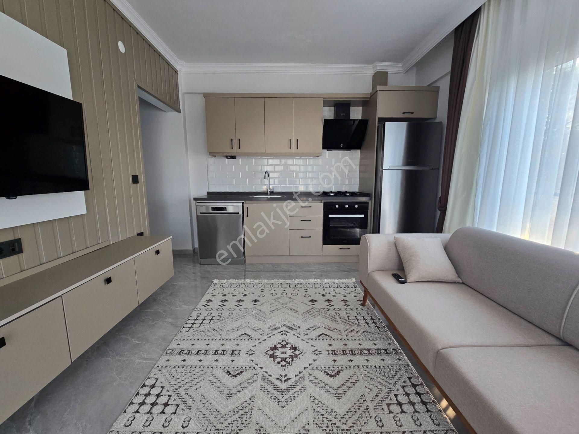 Kuşadası Davutlarda Satılık Eşyalı Bahçeli 1+1 Havuzlu Sitede