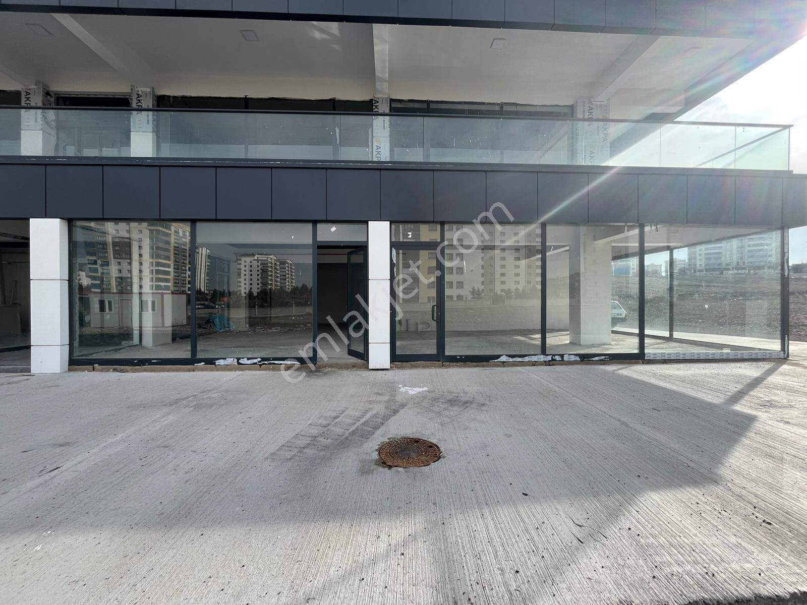 Elvankent Ayyıldız'da Köşe Konumda Bahçeli Kiralık Dükkan - Görsel 22