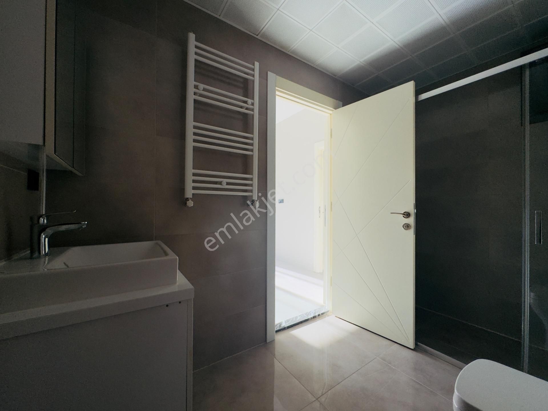 Huzur Bahçeli Kapalı Mutfaklı Aydınlık 3+1 Kiralık Köşe Daire - Görsel 26