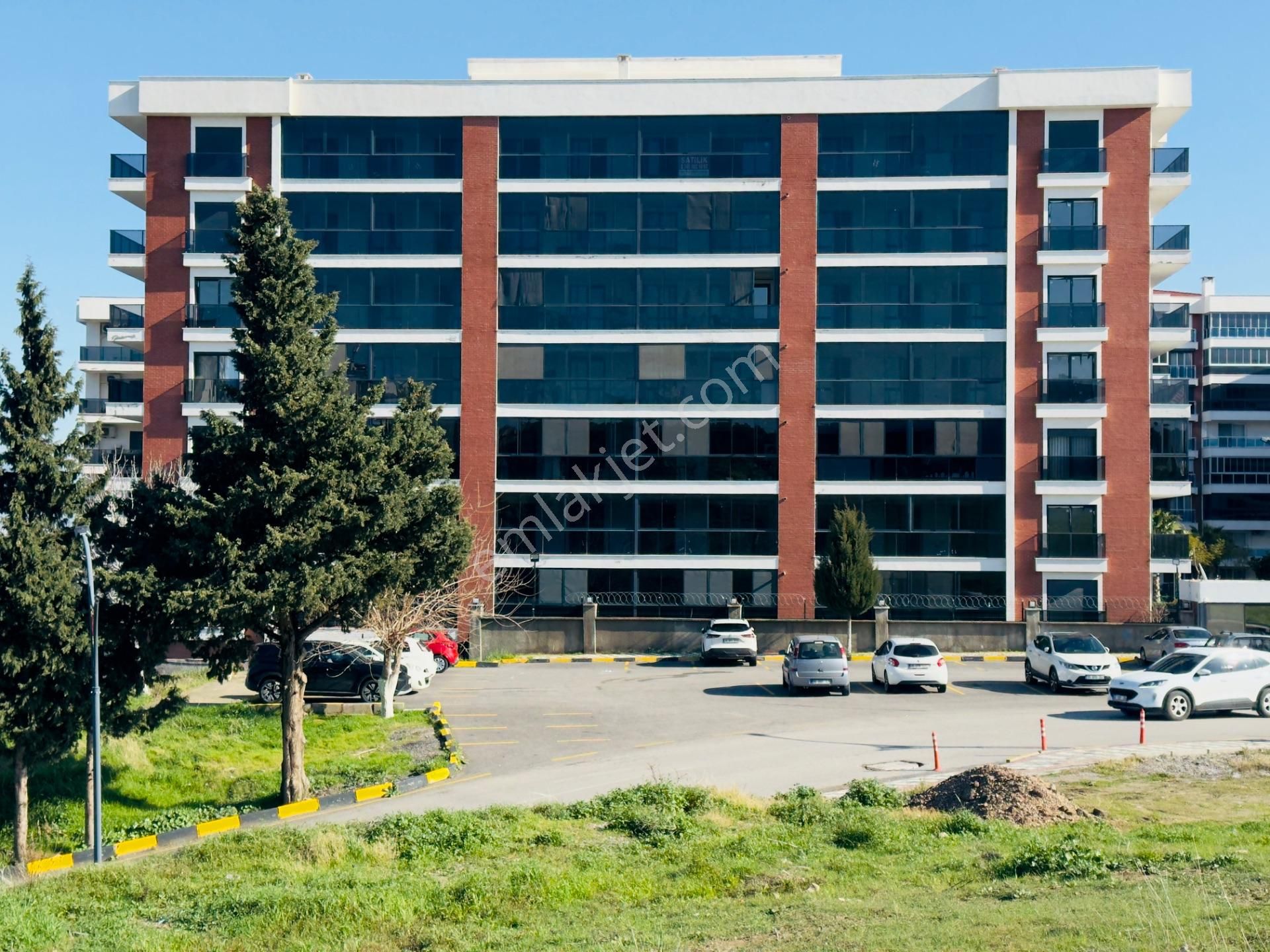 Huzur Bahçeli Kapalı Mutfaklı Aydınlık 3+1 Kiralık Köşe Daire