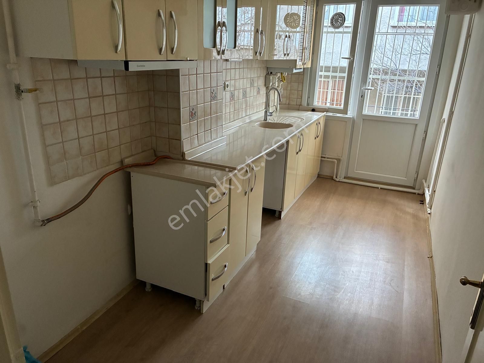 Filiz'den Yukarı Bahçelievler 35.sok Katta Satılık 3+1 Arka Cephe - Görsel 9