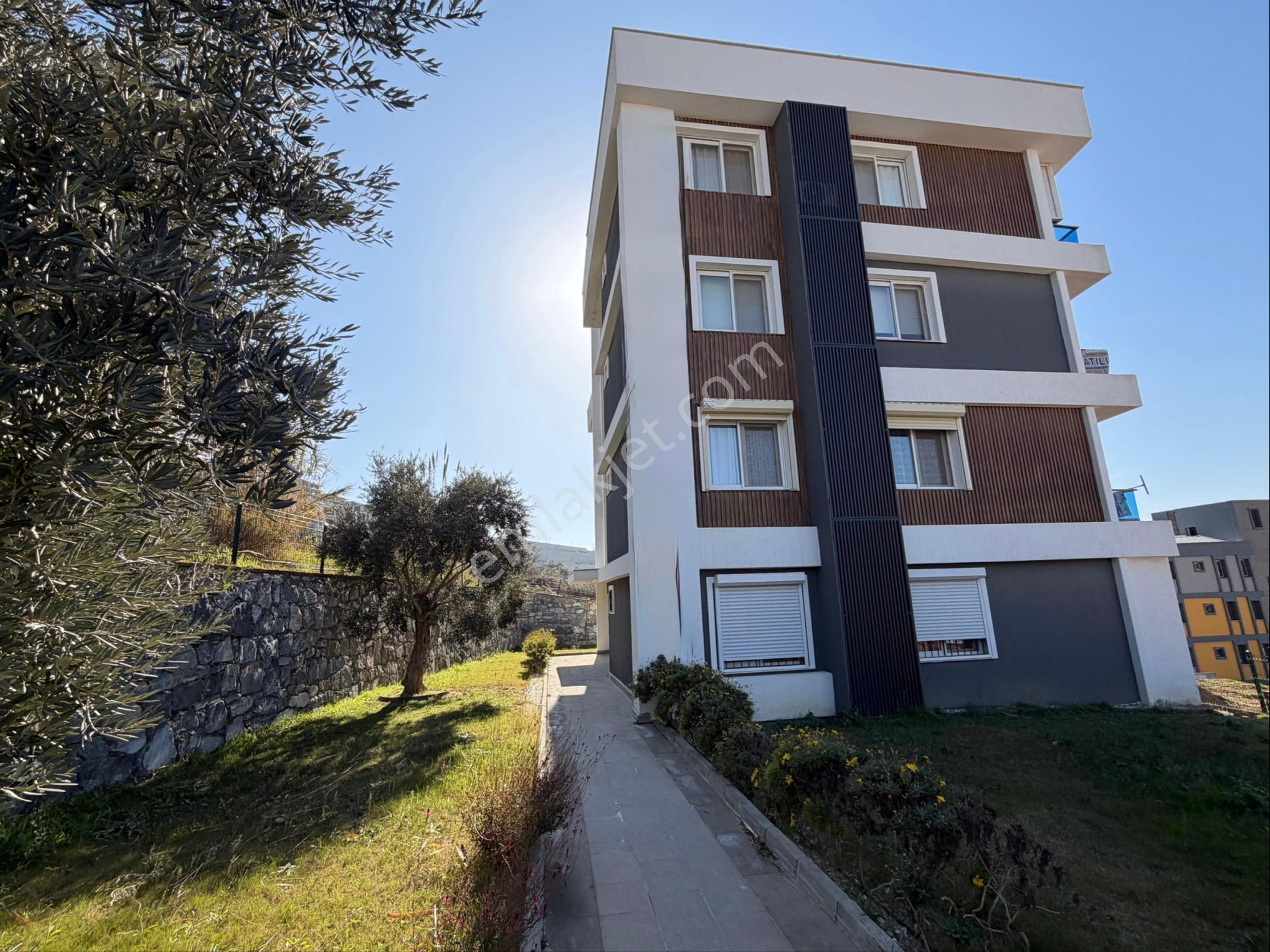 Değirmendere'de Havuzlu Sitede Deniz Manzaralı 3+1 Satılık Bahçe Katı Daire