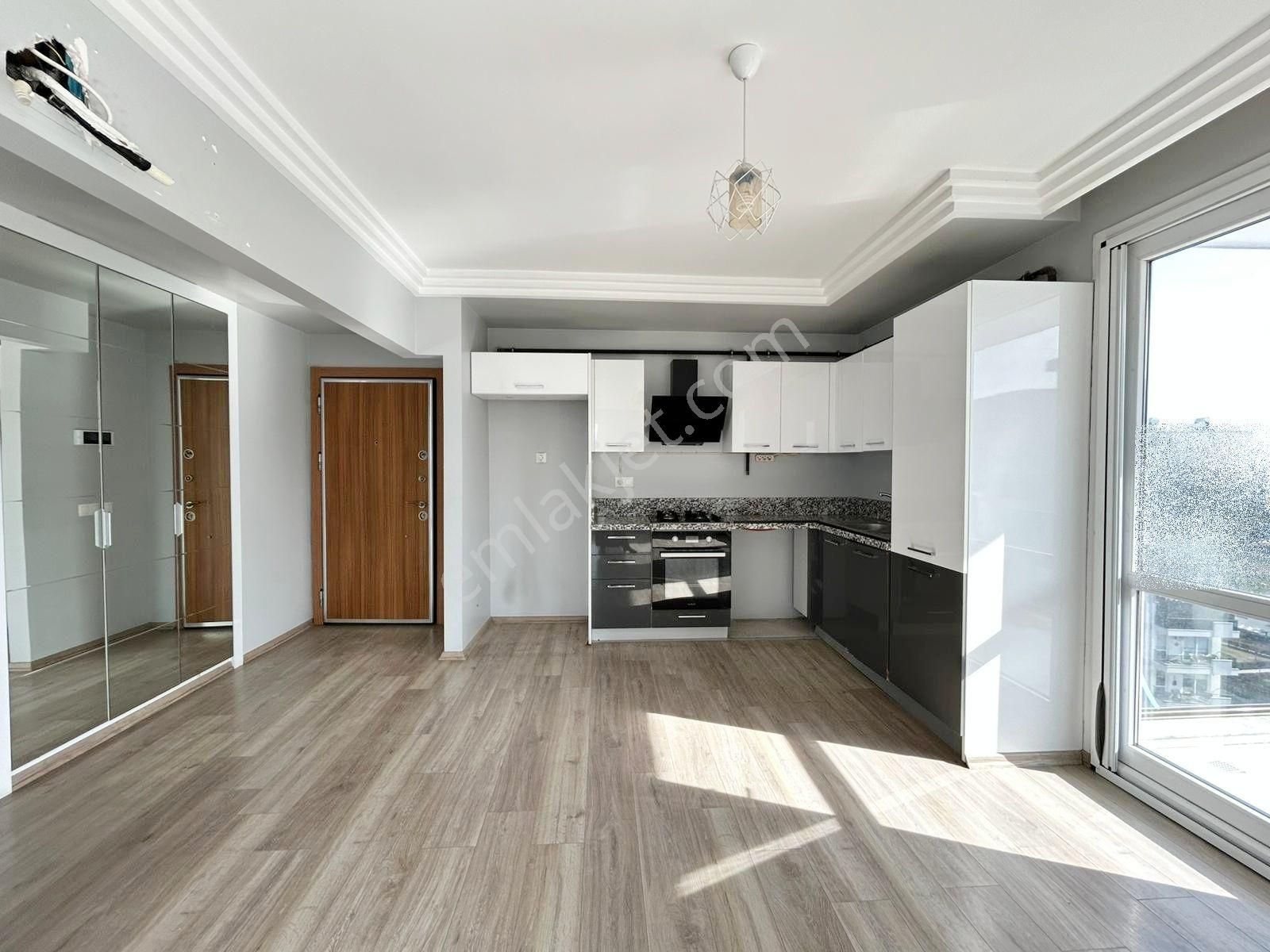 Adana Gürselpaşa'da Güvenlikli Havuzlu Sosyal Donatılı Sitede 3+1 Aylık Kiralık Doğalgazlı Daire