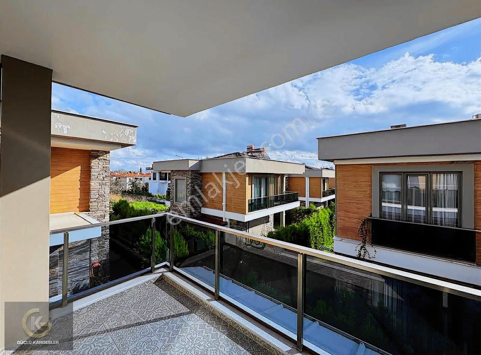 Güçlü Kardeşler Havuzlu Butik Site İçerisinde 3+1 Lüks Villa