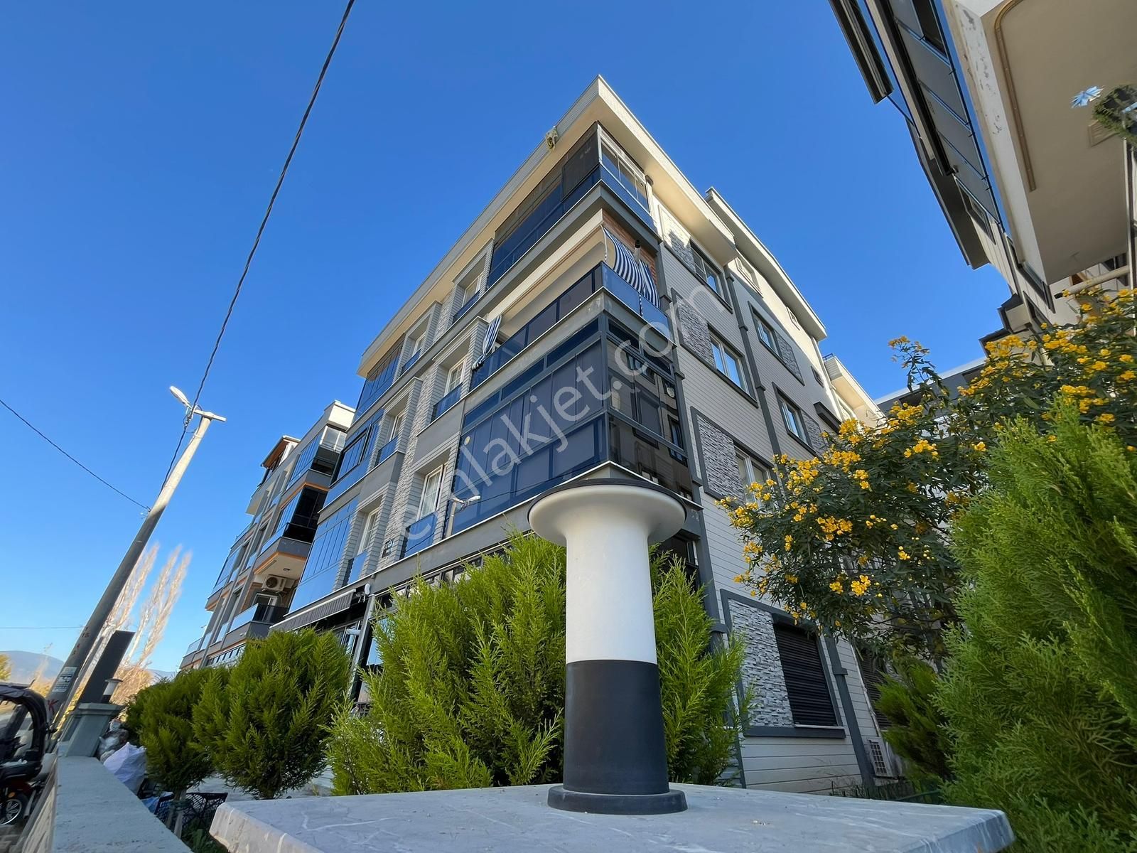 Gürsoy'dan Akçay'da Satılık Açık Mutfak 1+1 Geniş Daire