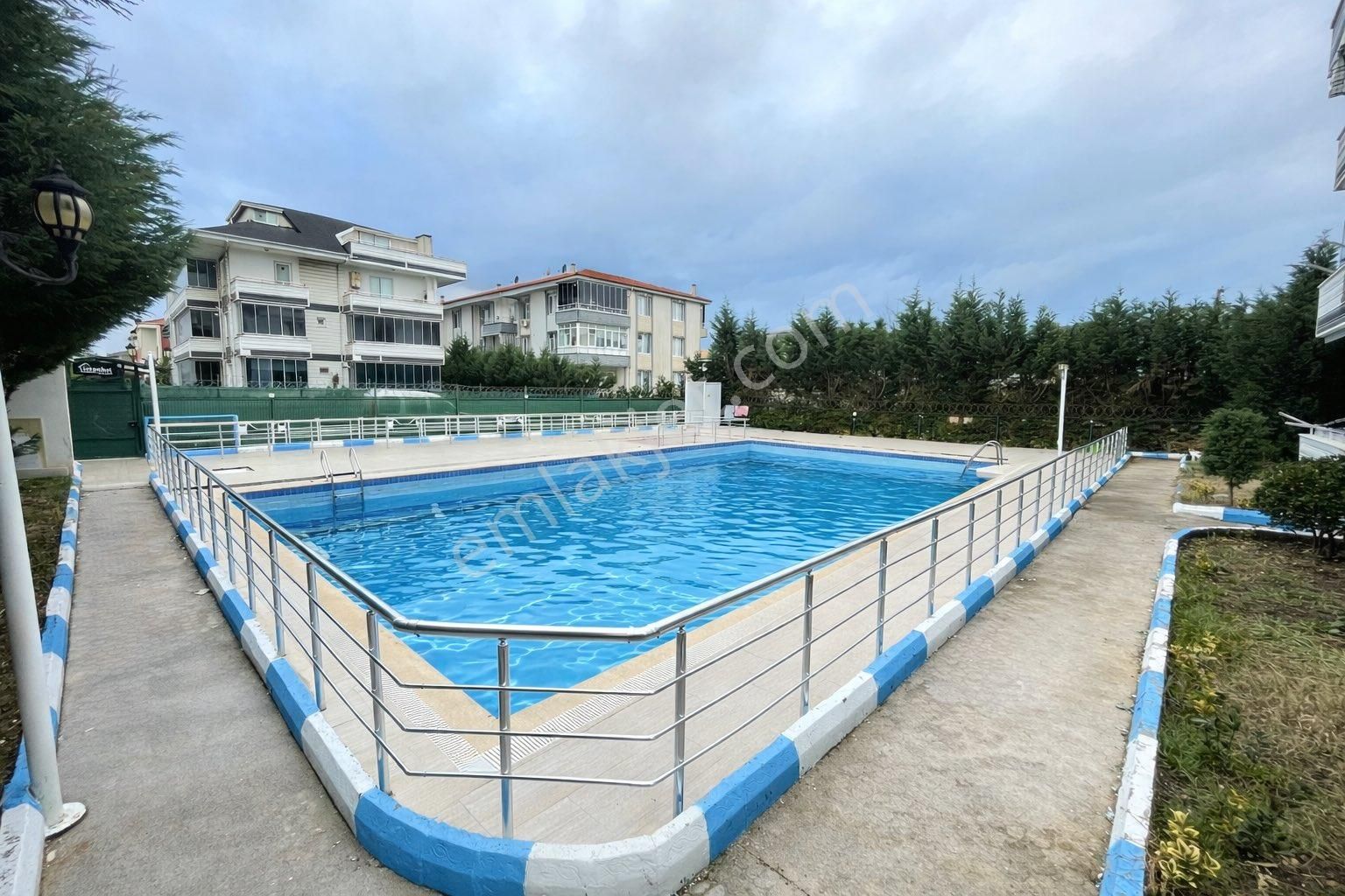 Bavulunu Al Gel Havuzlu Sitede Ara Kat Açık Cephe Kombi Petekli Eşyalı Cam Balkonlu Masrafsız Daire