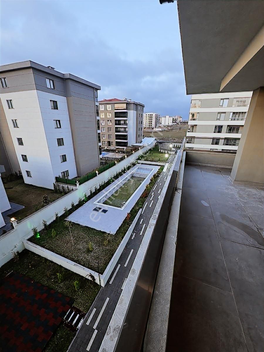Çerkezköy Tepe Adalet Konaklarında Ara Kat Satılık 3+1