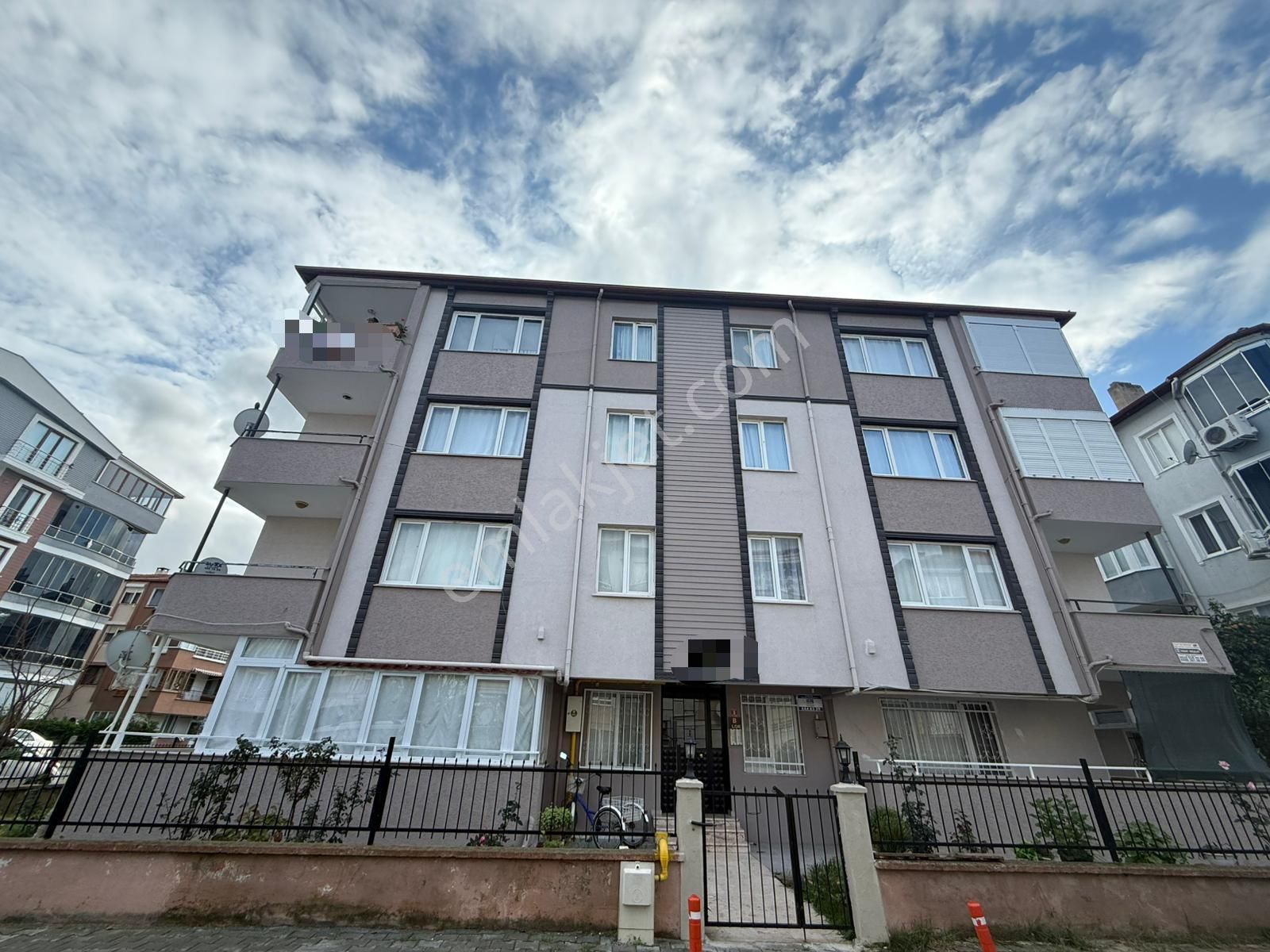 ꧁ay Emlaktan꧂akçay Altınkum'da Full Kredili Full Eşyalı Köşe Ön Cephe Ayrı Mutfaksatılık 2+1 Daire - Görsel 2