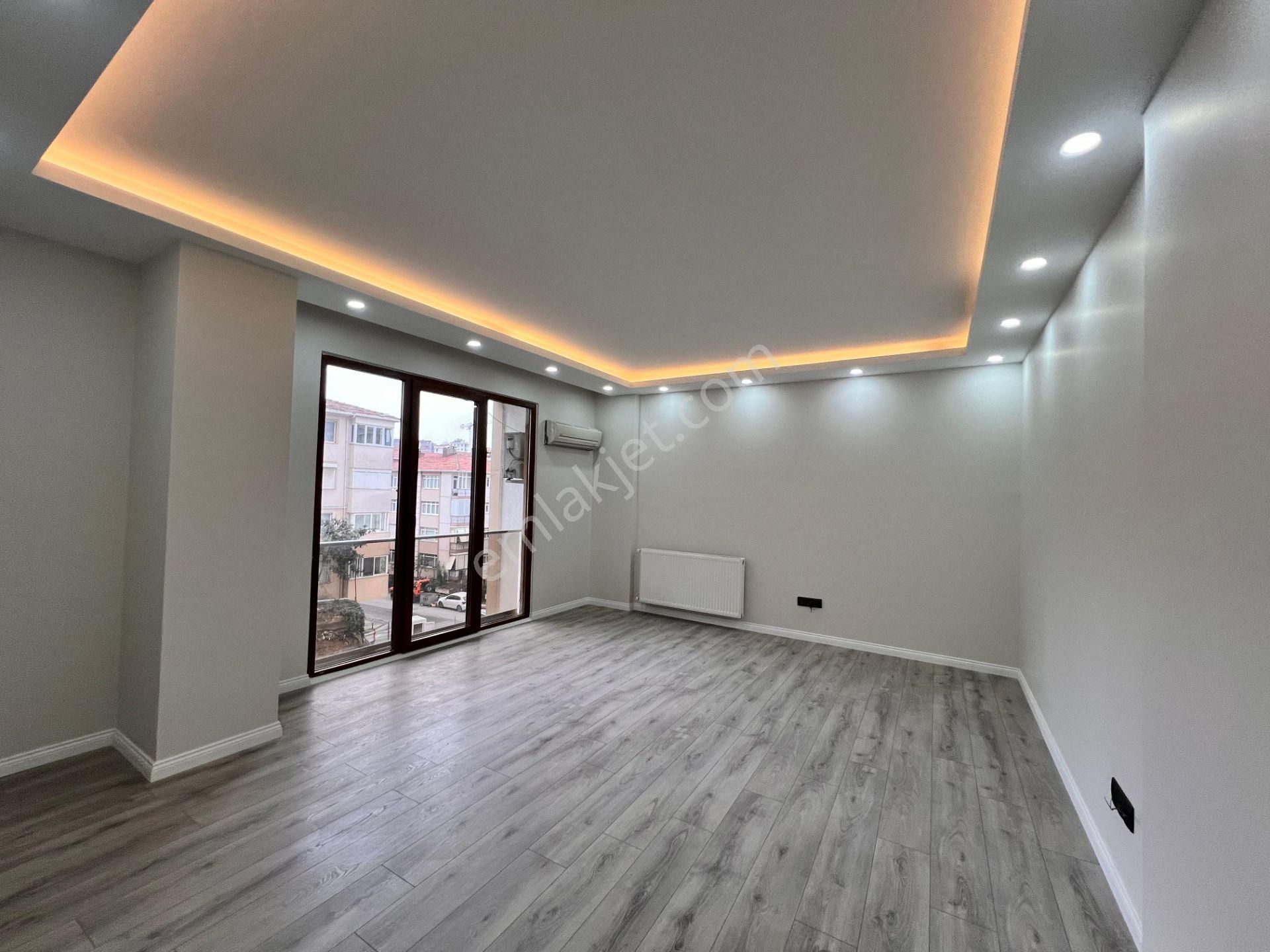 Kaçmaz'dan Bostancı Sporiumda 8 Yıllık Ayrı Mutfaklı Lüks 2+1