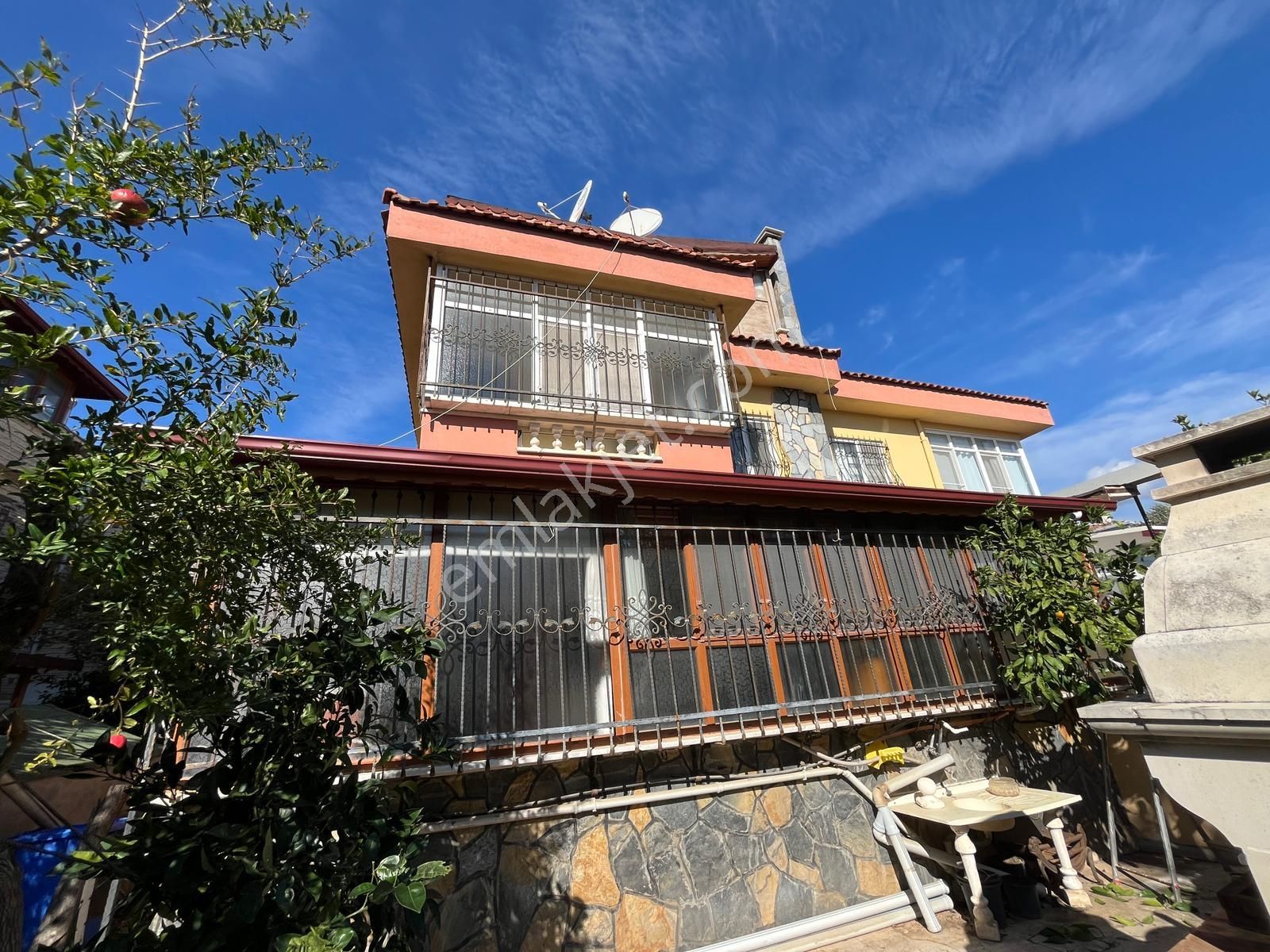 Edremit Avcılaraltı'nda Denize 100 Metre Satılık Villa