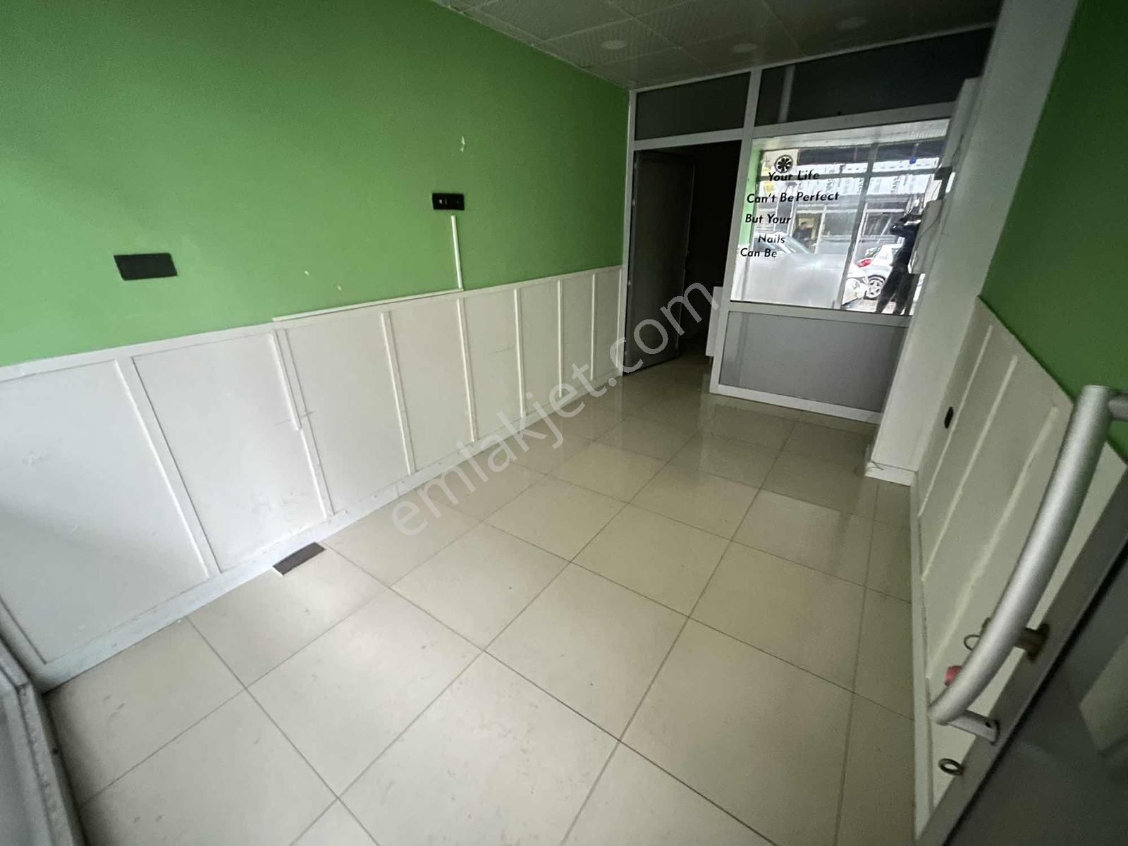 Üçyol Caddeye 20 M Mesafede Wc Mutfaklı Kiralık Dükkan