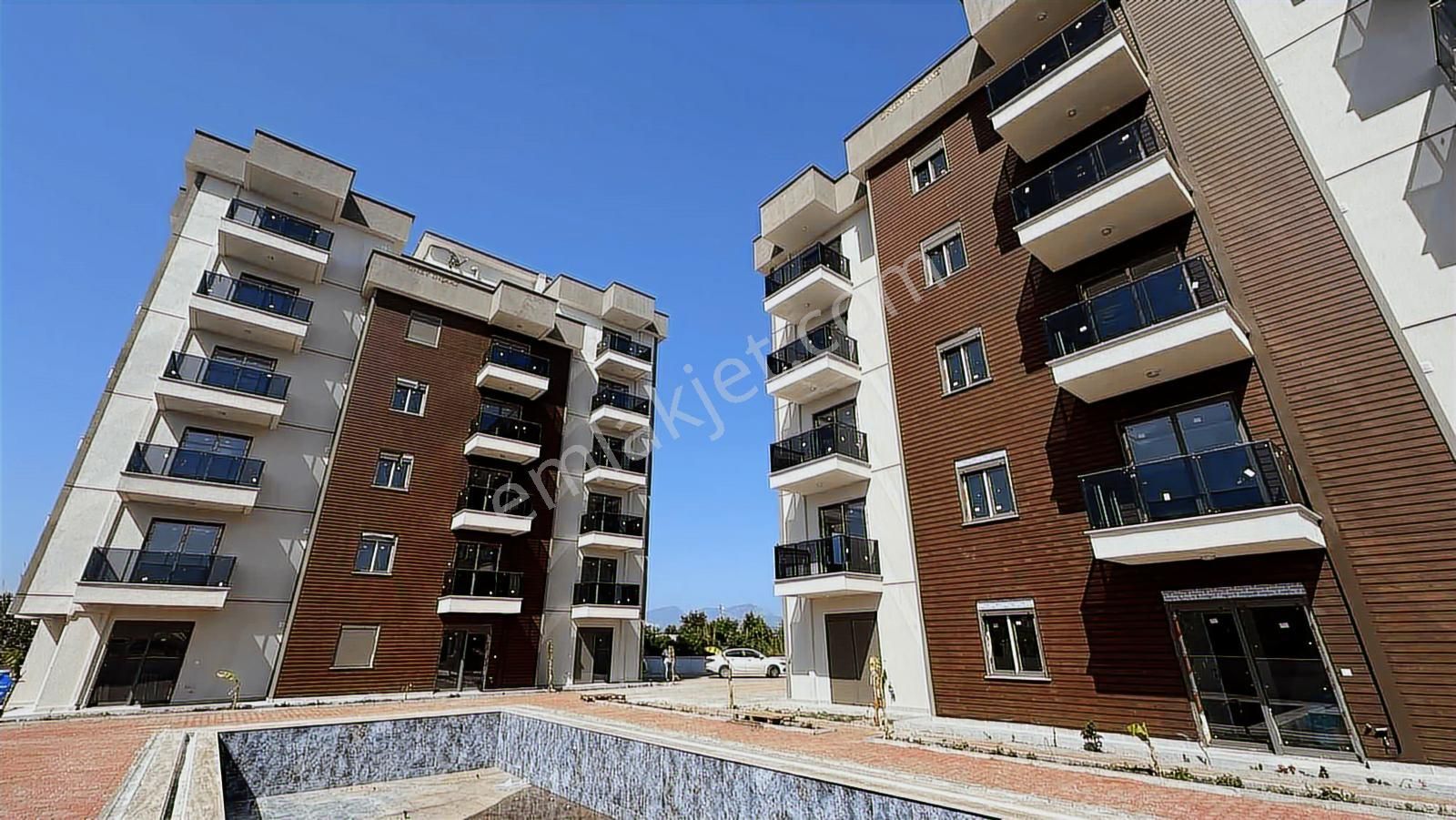 Finike Hasyurt'ta Havuzlu Site Satılık 1+1 Lüks Daire