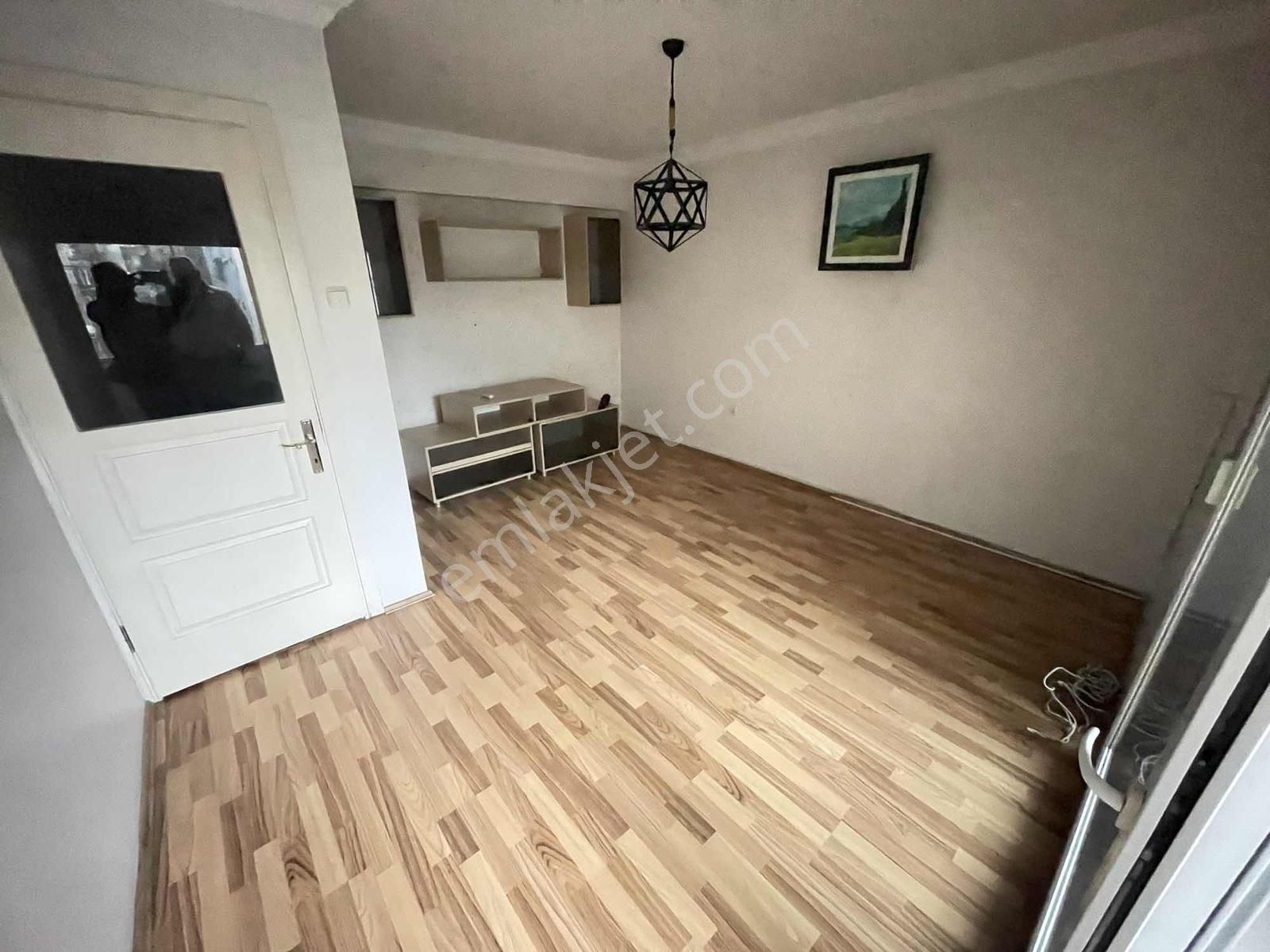 Üçyol Cadde Binasında Asansörlü 2+1 Bakımlı Arakat Satılık Daire