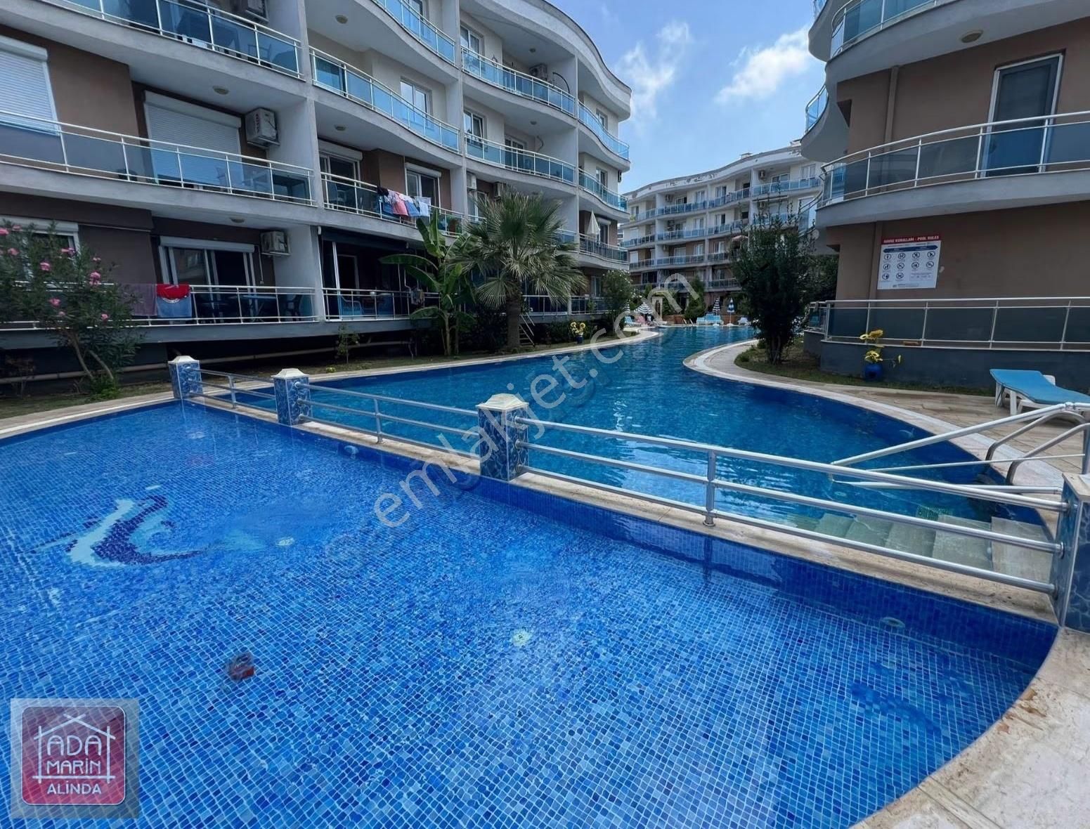 Kuşadası Değirmenderede Nezih Sitede Havuzlu 2+1 Satılık Daire