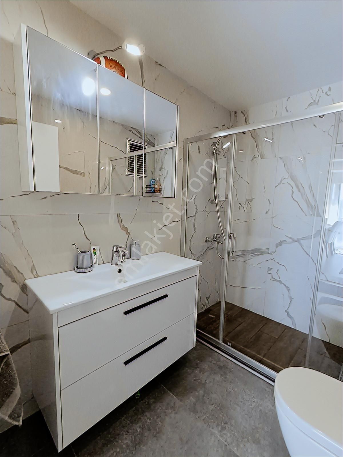 Kadınlar Denizinde Nezih Sitede Özel Bahçeli Satılık 1+1 Daire - Görsel 3