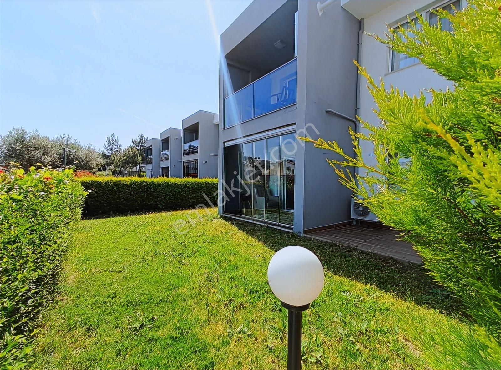 Kadınlar Denizinde Nezih Sitede Özel Bahçeli Satılık 1+1 Daire