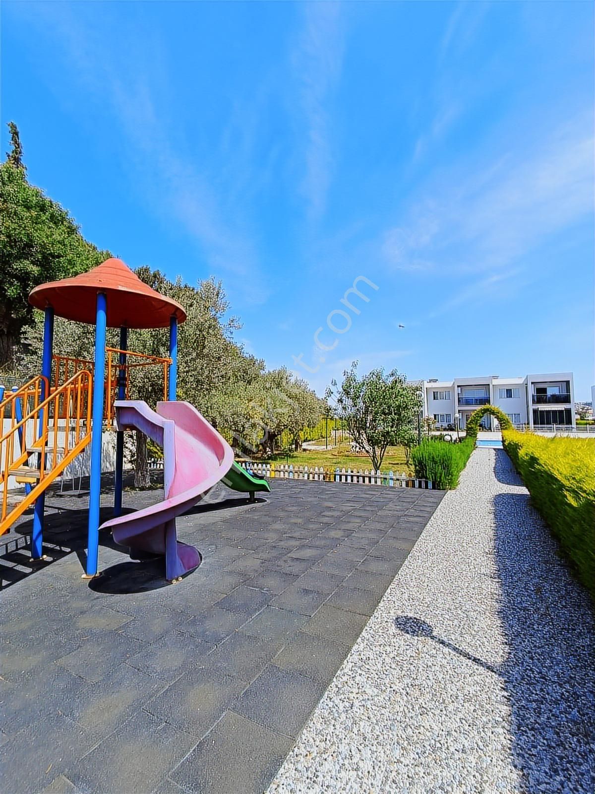 Kadınlar Denizinde Nezih Sitede Özel Bahçeli Satılık 1+1 Daire - Görsel 24