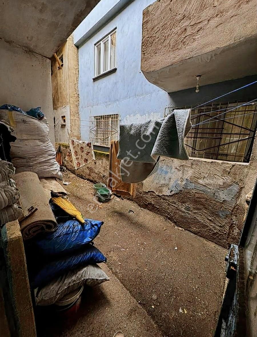 Ulus Mahallesinde 2 Katlı Bahçeli Bina