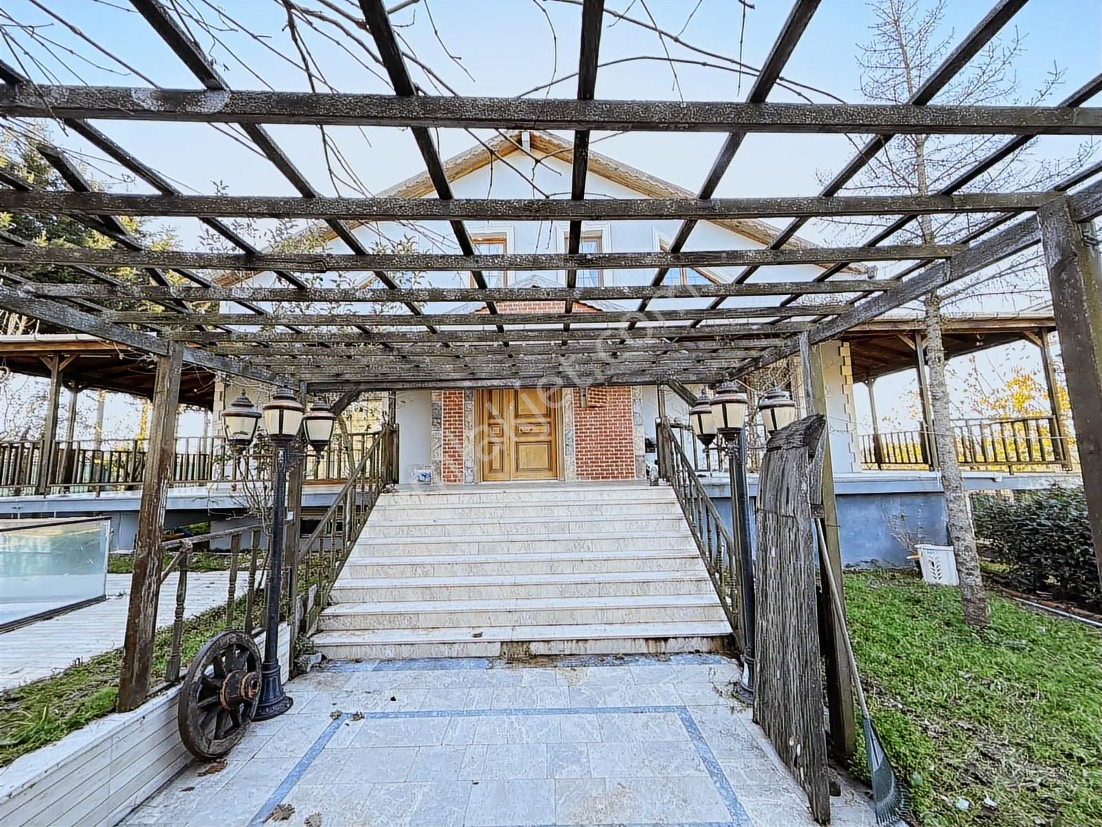 "pınarça Köyü Özel Yapım Lüks Havuzlu Villa"