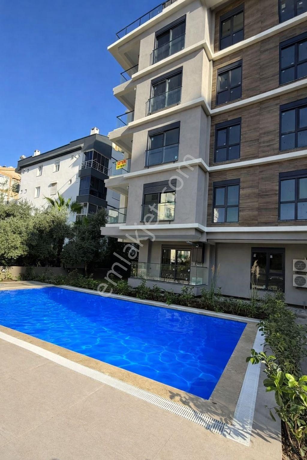 Konyaaltı Liman’da Sahil Tarafında . Denize 200 Mt. Sıfır Lüks 2+1 Resıdence